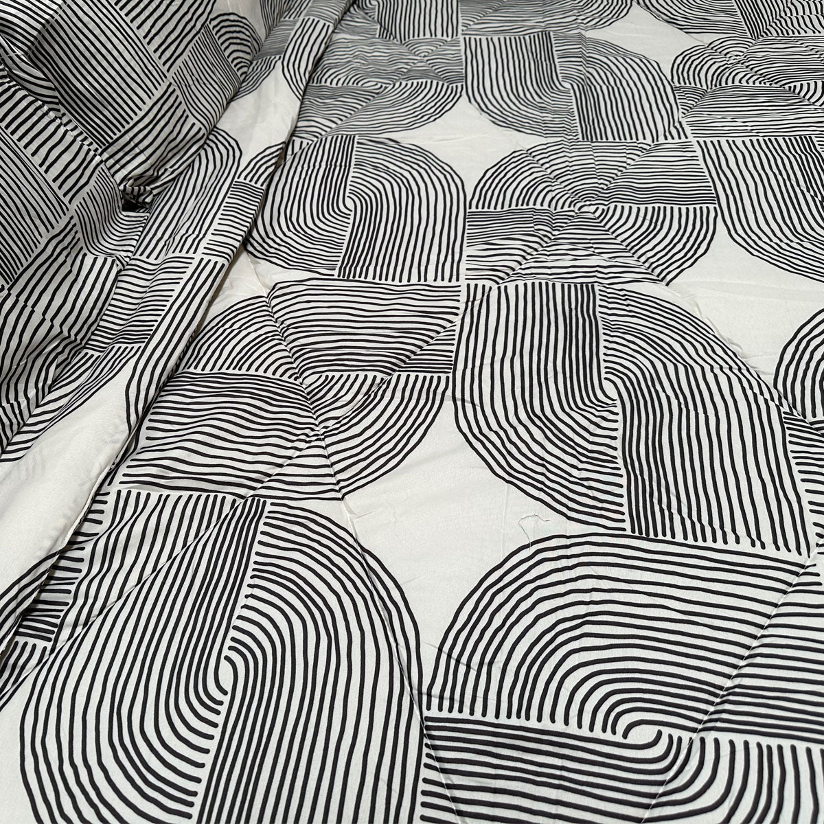 Hotel Living 3-Piece Lightweight Comforter Set - Queen/King Size Oscar Curves Design | Ultra Soft Bedding for Luxury Hotels & Cozy Home Bedrooms