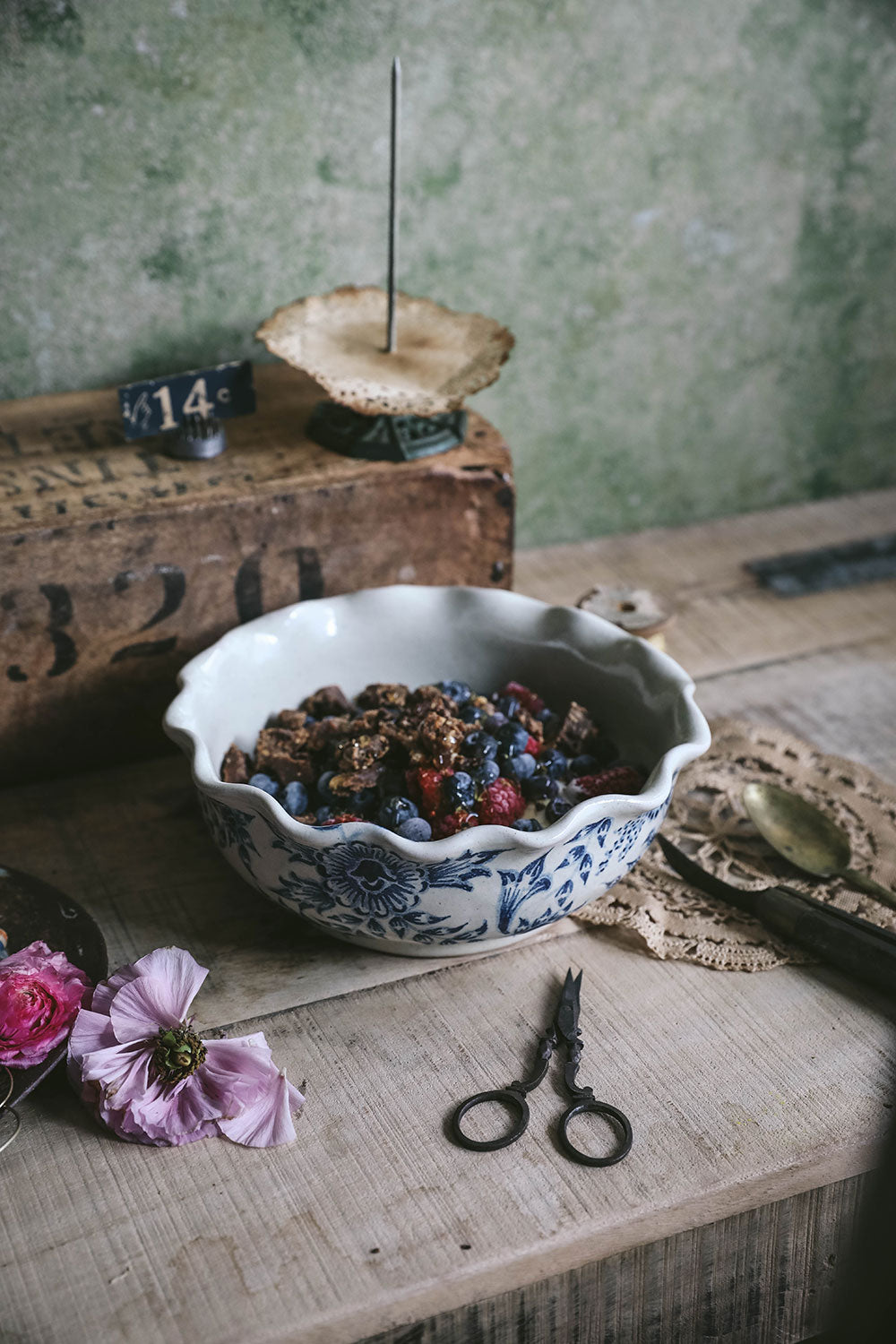Hand-Painted Artisan Bowl – Unique Ceramic Serving Bowl for Salads, Soups & Decor – Perfect for Home Dining & Gift Giving
