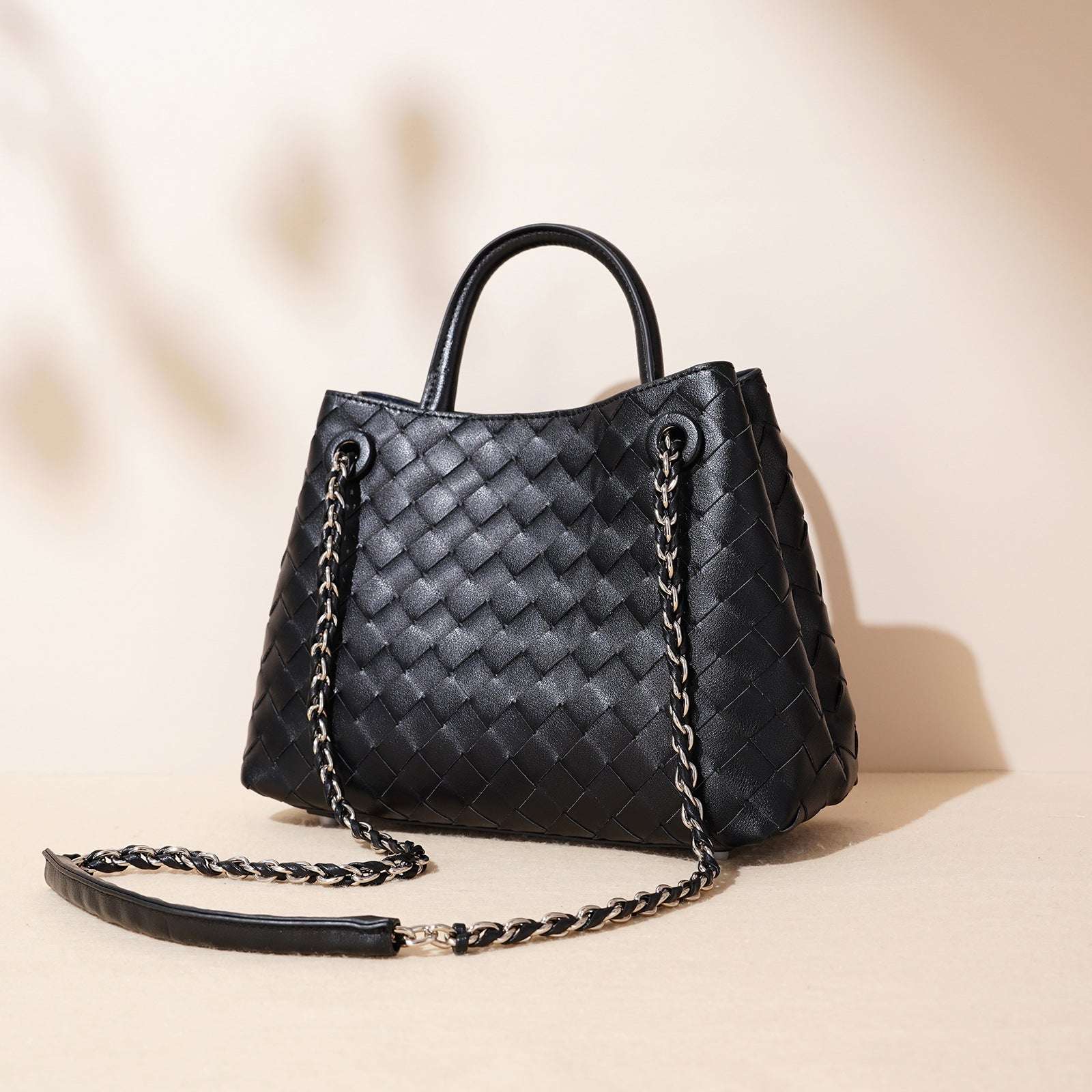 Stylish Woven Leather Crossbody Chain Bag for Women - Trendy Handbag Purse with Adjustable Strap - Perfect for Parties, Dating & Daily Use