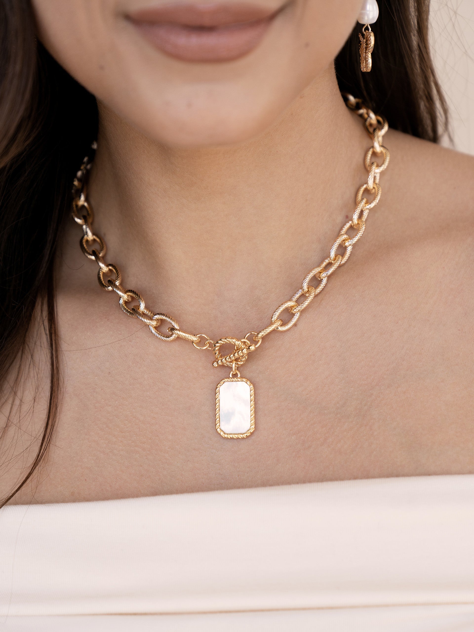 Exquisite Chain Link Necklace with Mother of Pearl Pendant - Elegant Jewelry for Women, Perfect for Weddings, Parties & Everyday Wear