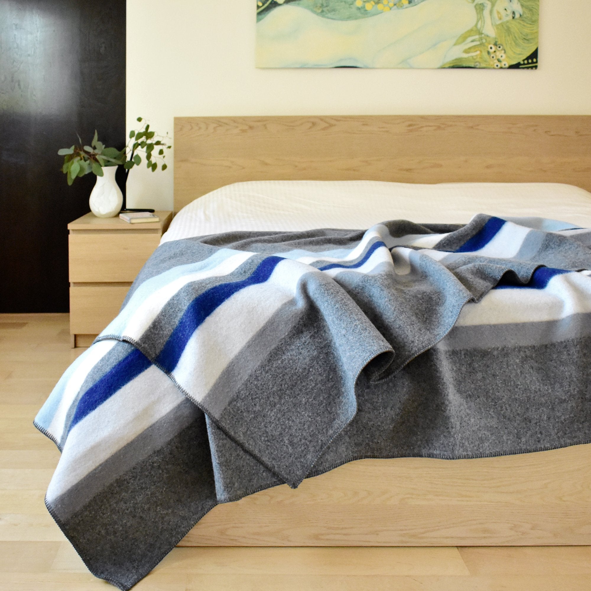 Premium Wool Blanket - Soft & Warm Mountain Clouds Design - Cozy Home Decor, Camping & Outdoor Adventures