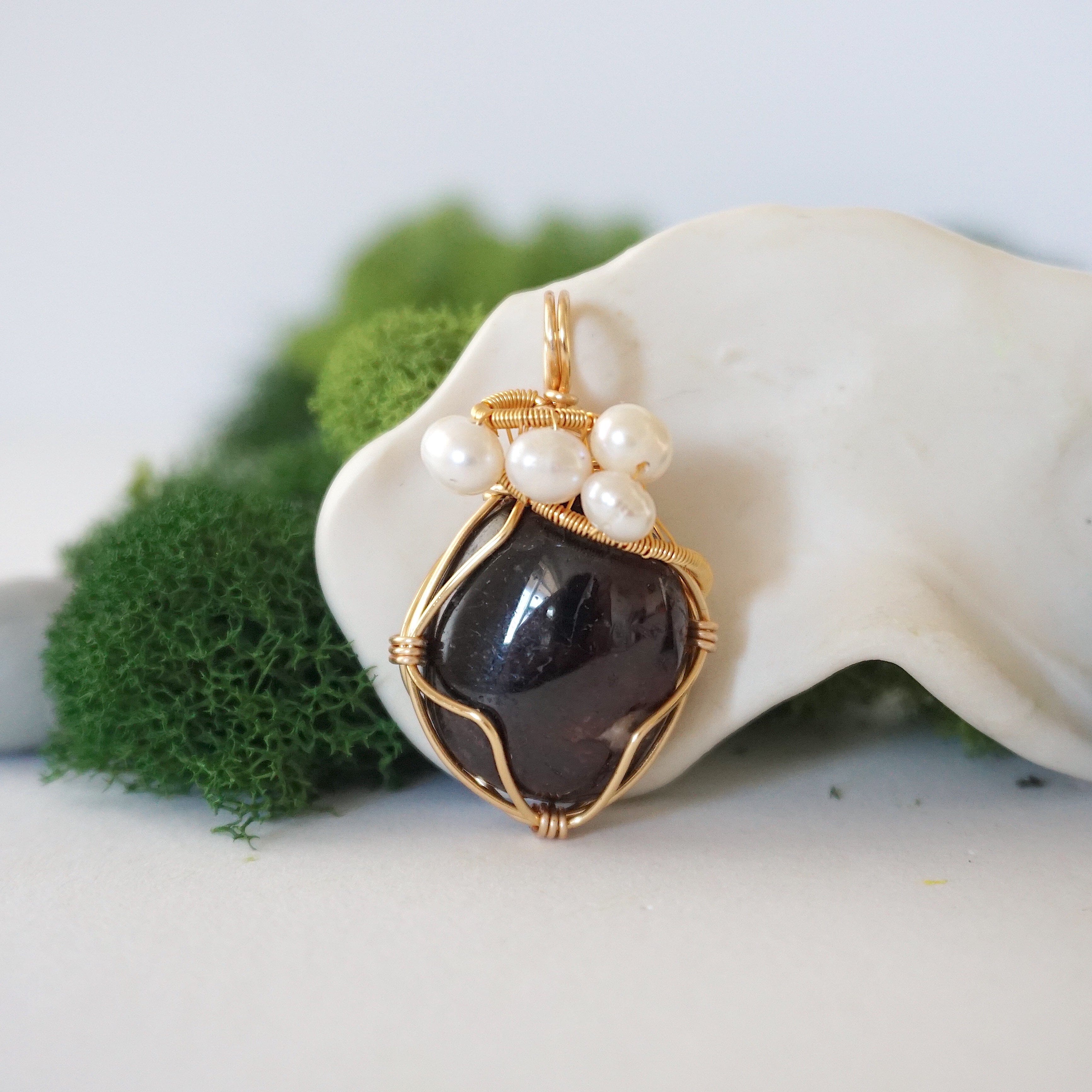 Natural Raw Crystal & Pearl Necklace with Gold Plated Pendant - Elegant Boho Jewelry for Women, Perfect for Weddings, Parties & Everyday Wear
