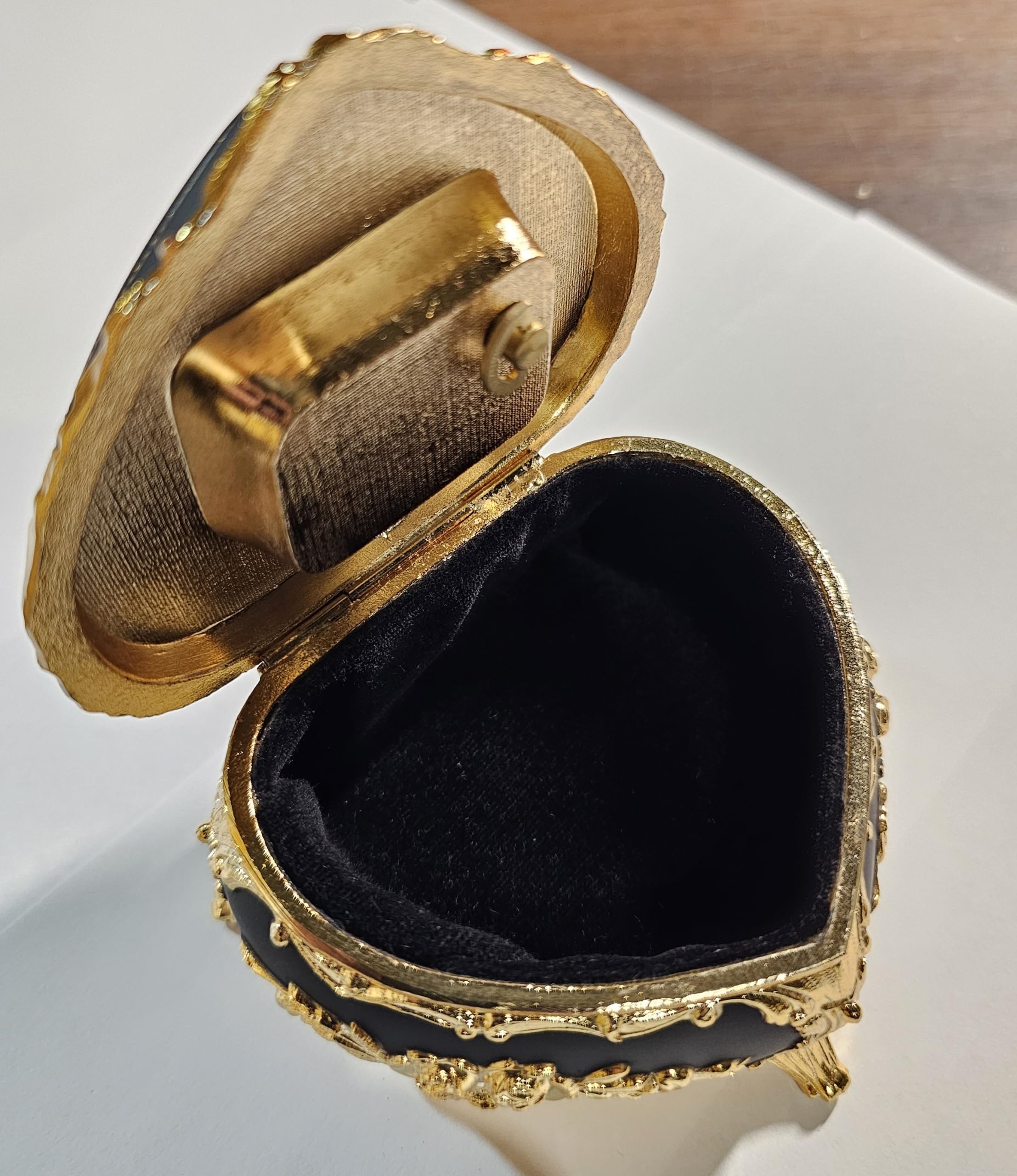 Heart-Shaped Cameo Music Jewelry Box with Sparkling Austrian Crystals - Plays 'My Heart Will Go On' - Perfect for Romantic Gifts, Wedding Anniversaries & Valentine's Day Presents