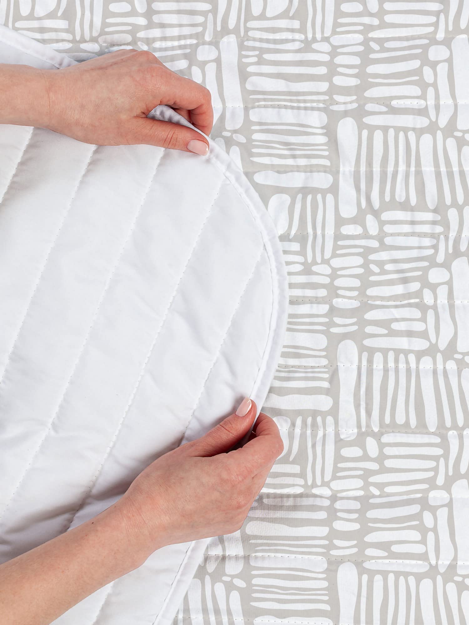 Ambesonne Geometric Microfiber Bedspread Set - Abstract Scandinavian & Australian Tribal Totem Stripes Design, Soft King Size Bedding with Pillow Shams & Comforter in Dust White | Perfect for Modern Bedrooms, Guest Rooms & Bohemian Home Decor