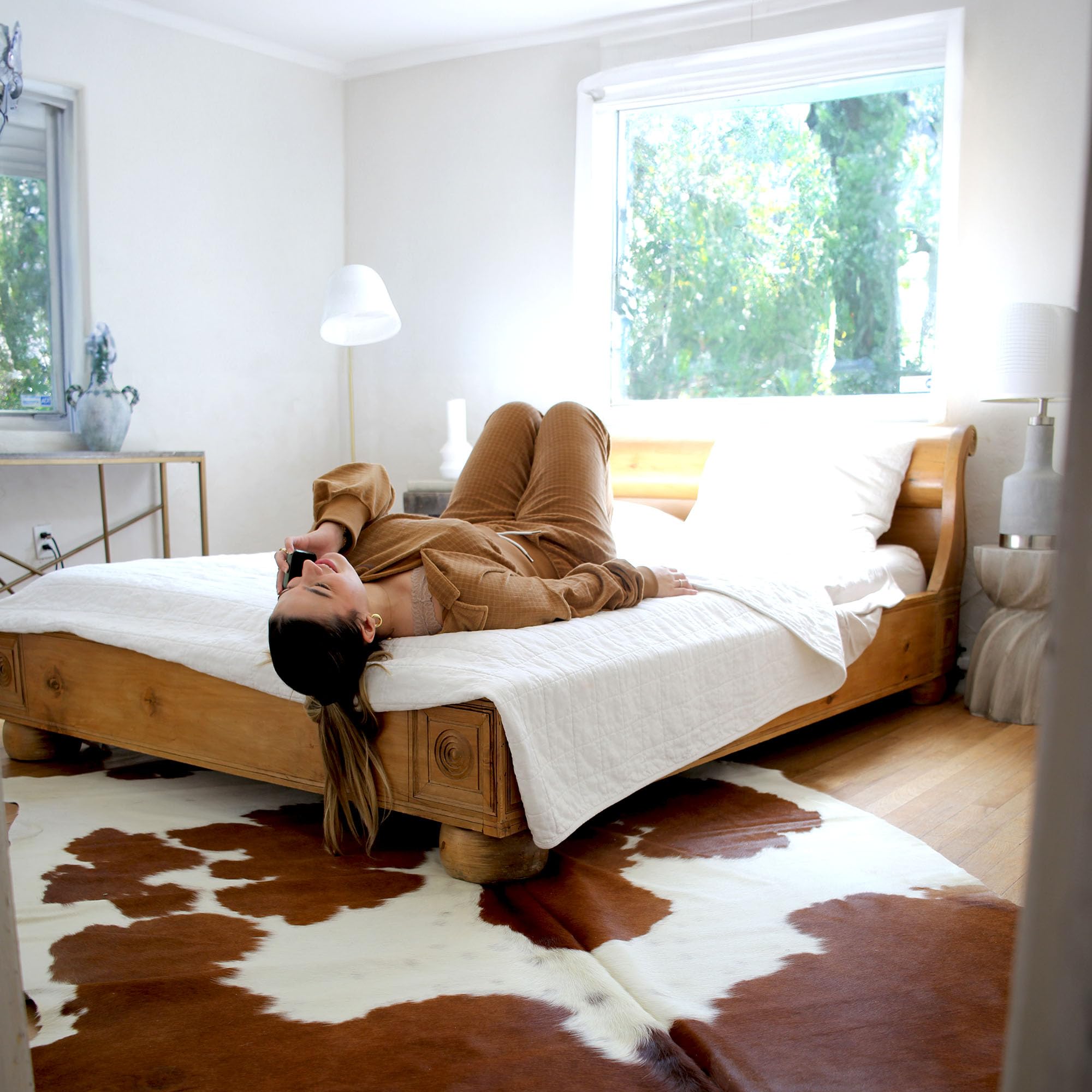 Authentic Brown & White Cowhide Rug - Genuine Natural Leather Hide Rugs for Living Room, Bedroom & Rustic Home Decor - Soft Durable Cow Skin Rug for Floor, Wall Decor & Cozy Interior Design
