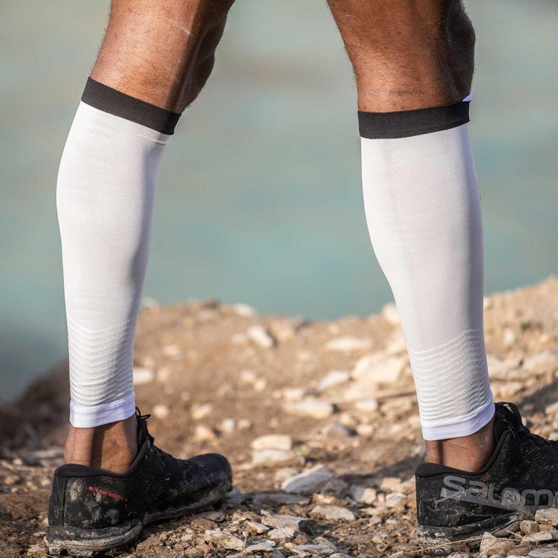 Compressport Unisex R2V2 Calf Sleeves - White Performance Compression Socks for Running, Cycling & Sports Recovery - SU00002B_001