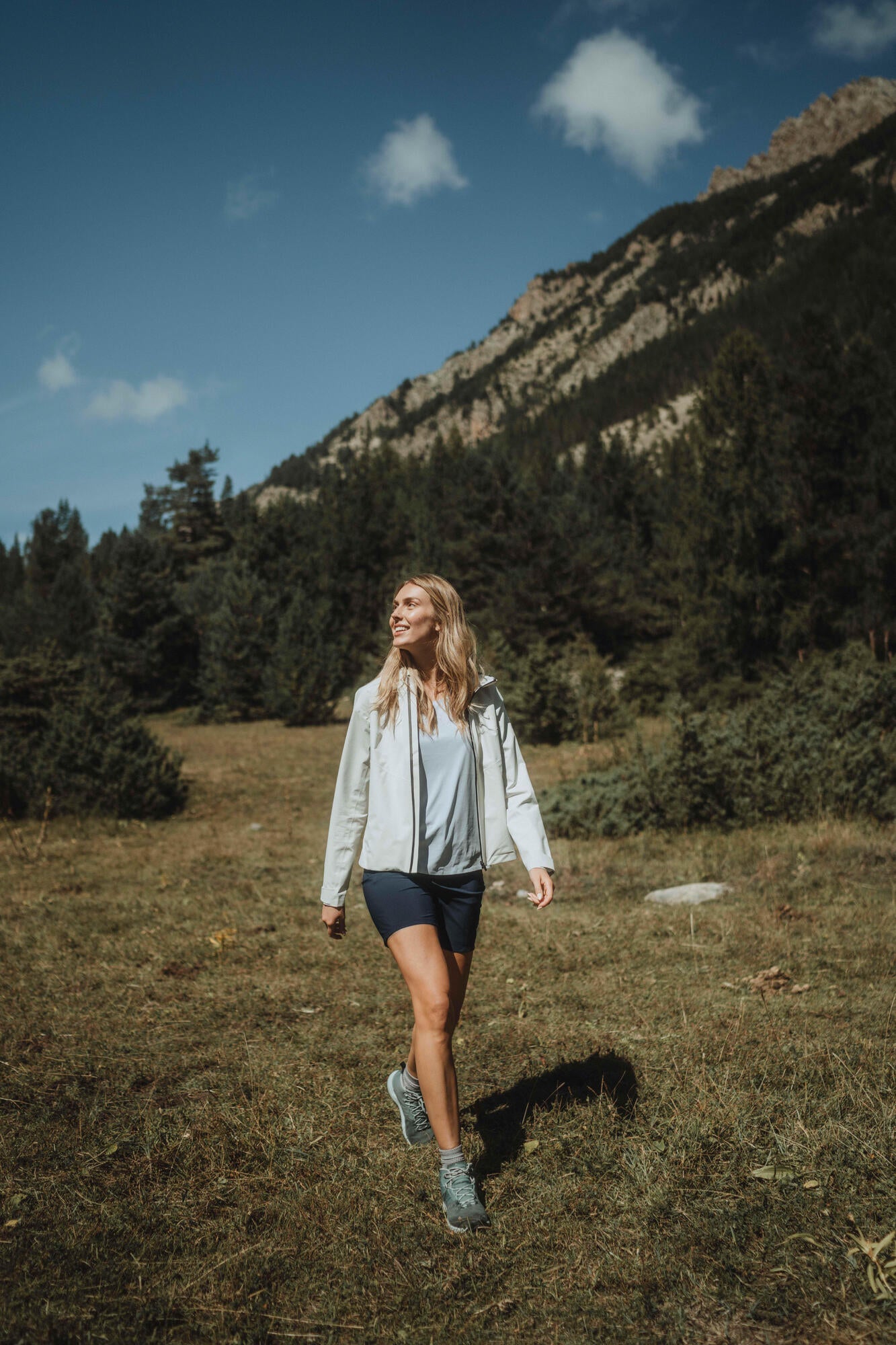 Quechua Women's MH100 Lightweight Waterproof Hiking Jacket - Windproof Outdoor Raincoat for Trekking & Camping | Perfect for Mountain Climbing & Winter Adventures