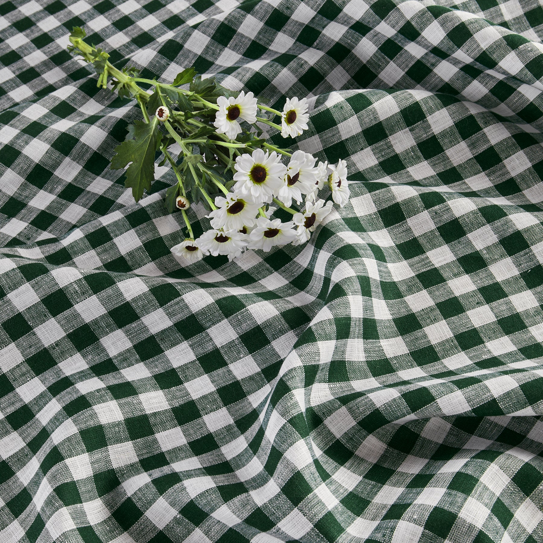 Classic Gingham Table Throw - Stylish Cotton Tablecloth for Dining, Picnics & Outdoor Events - Perfect for Kitchen, Party & Home Decor