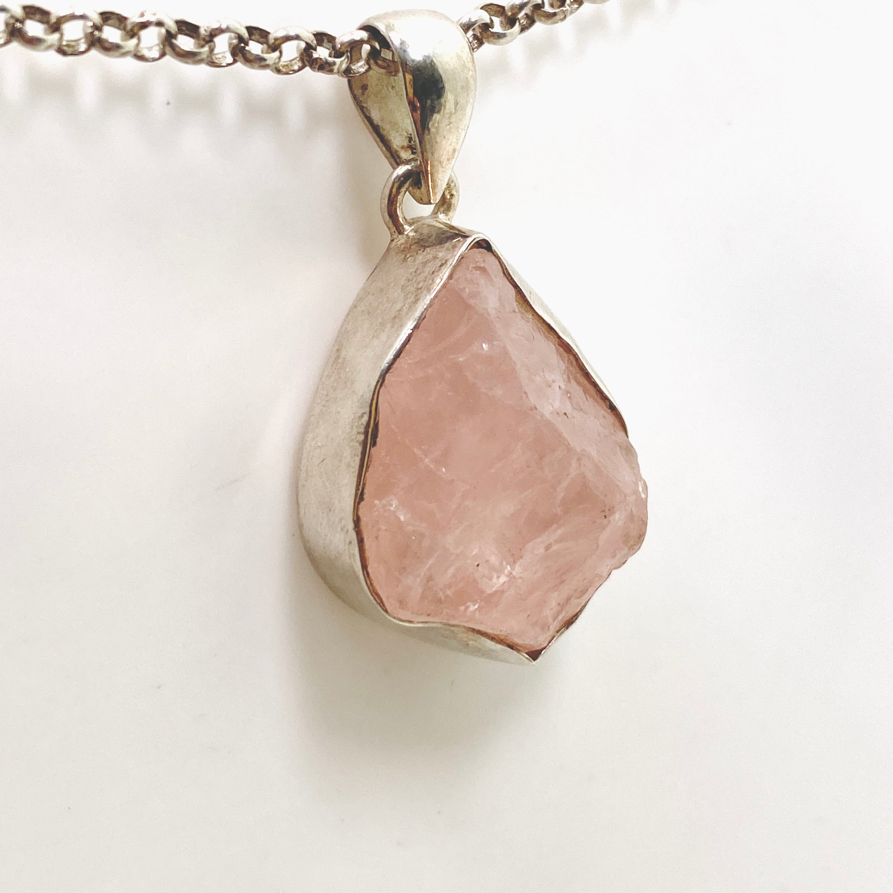 Natural Rose Quartz Raw Stone Pendant Necklace KPGJ1510 - Healing Crystal Jewelry for Love & Harmony, Perfect for Meditation & Gifting