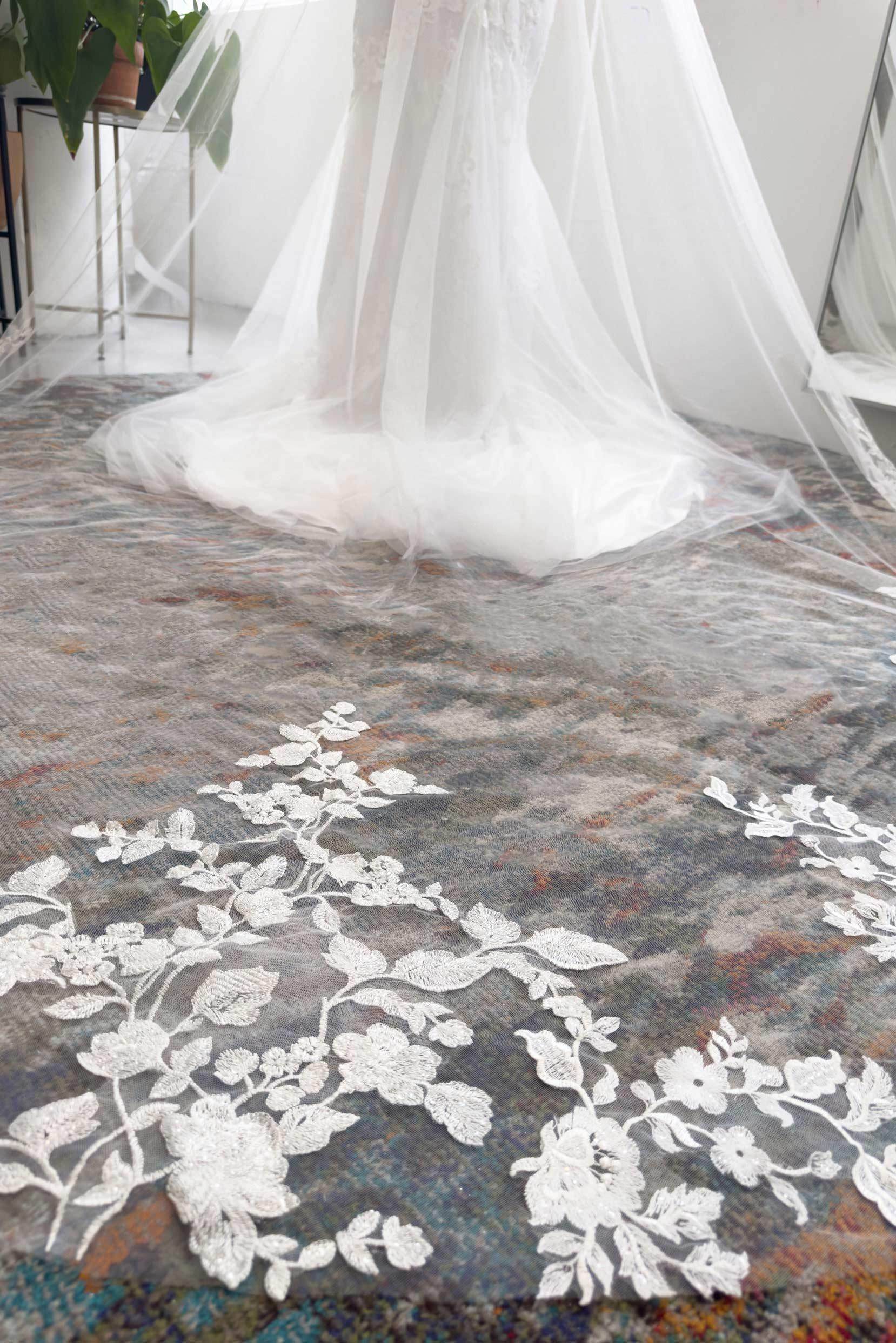 Elegant One-Tier Lace Edge Tulle Chapel Wedding Veil with Appliques CV0324 - Perfect for Bridal Ceremonies, Vows Renewal & Romantic Photoshoots