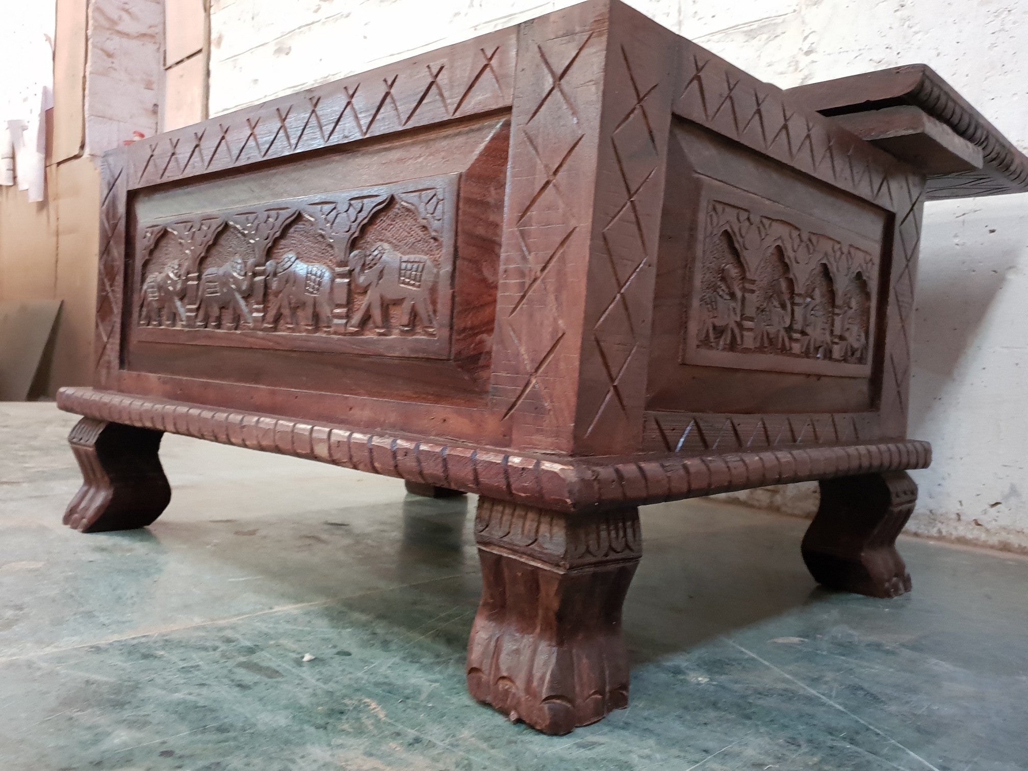 Handcrafted Elephant Carved Wood Coffee Table with Storage - Rustic Brown Blanket Box Trunk for Living Room Decor | Perfect for Cozy Home, Farmhouse Style & Blanket Organization
