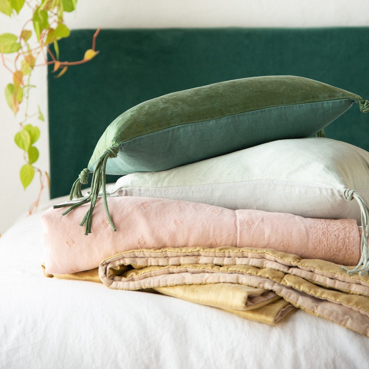 Cozy Ines Blanket - Ultra Soft & Warm Fleece Throw for Bed, Couch, and Travel - Perfect for Home, Office, and Gifts