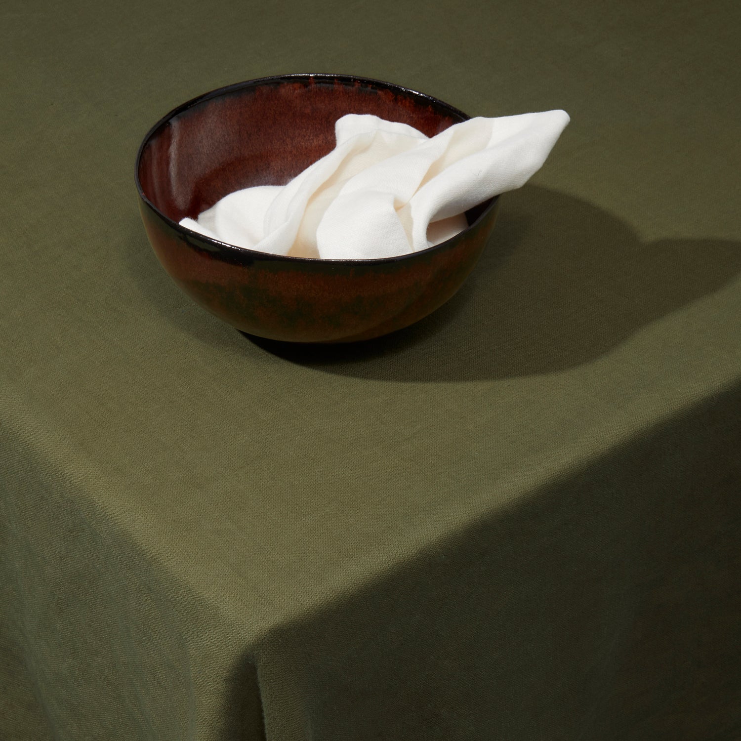 Premium Linen Sateen Tablecloth - Olive Green - 100% Natural Fabric - Wrinkle Resistant - Elegant Dining Table Cover for Weddings, Parties & Home Decor