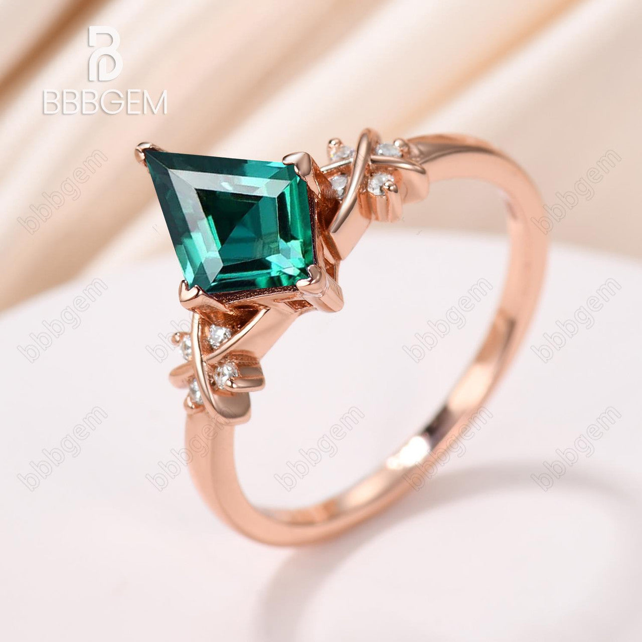 Vintage 925 Sterling Silver Kite Ring with Green Emerald & Moissanite - May Birthstone Jewelry for Women, Anniversary Gift, Perfect for Weddings, Parties & Special Occasions