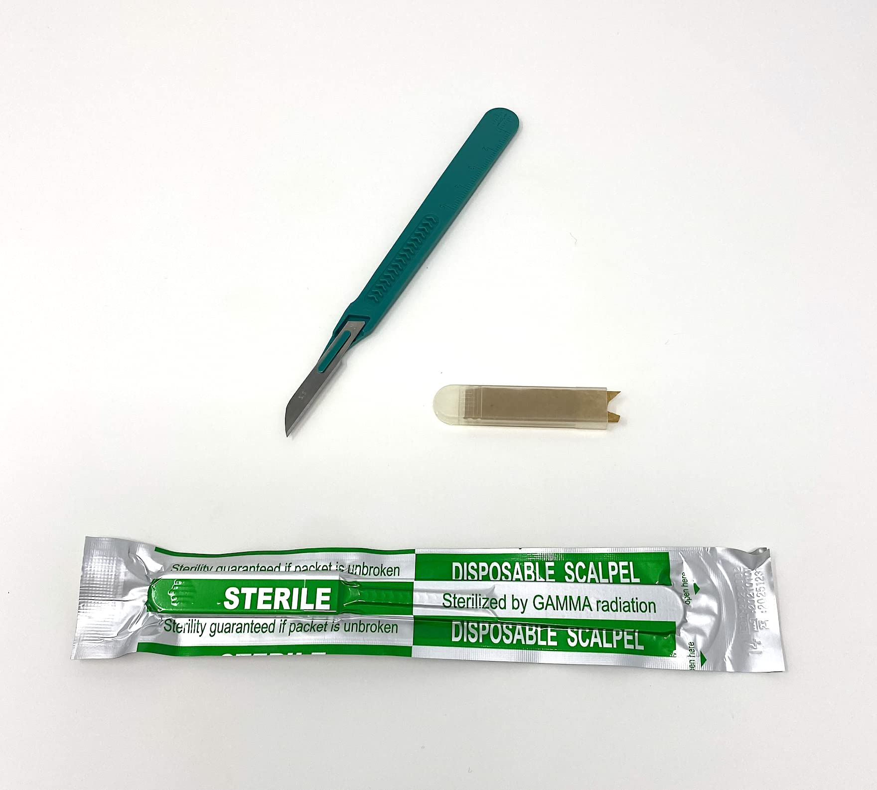 Disposable Scalpels Sterile Surgical Blade Size 14 - Stainless Steel with Plastic Handle & Metric Line - Individually Foil Wrapped (Case of 500) - Perfect for Medical Procedures, Veterinary Use & First Aid Kits