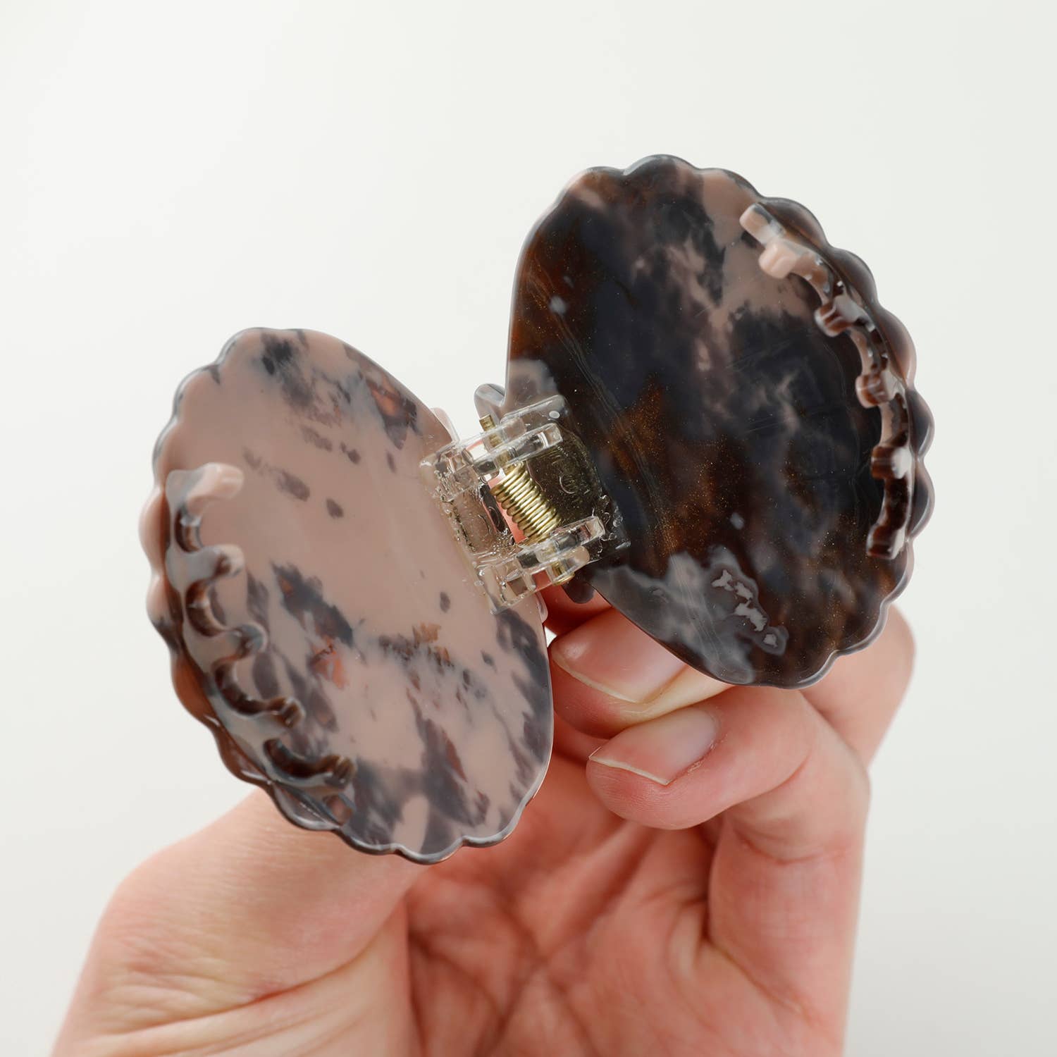 Hand Painted Calacatta Seashell Claw Clip - Elegant Hair Accessory for Beach Weddings, Summer Vacations & Boho Hairstyles