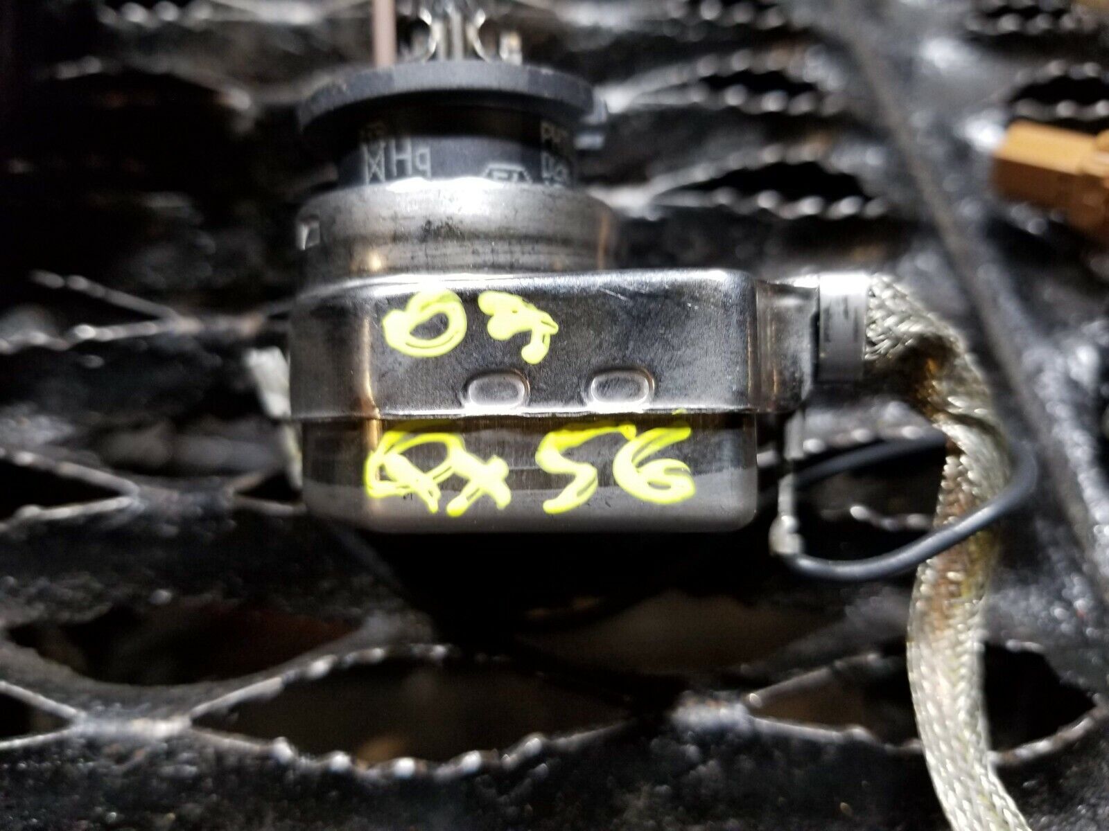 04-07 Infiniti QX56 Xenon Headlight Bulb with Igniter - OEM Replacement - Perfect for Night Driving & Foggy Conditions