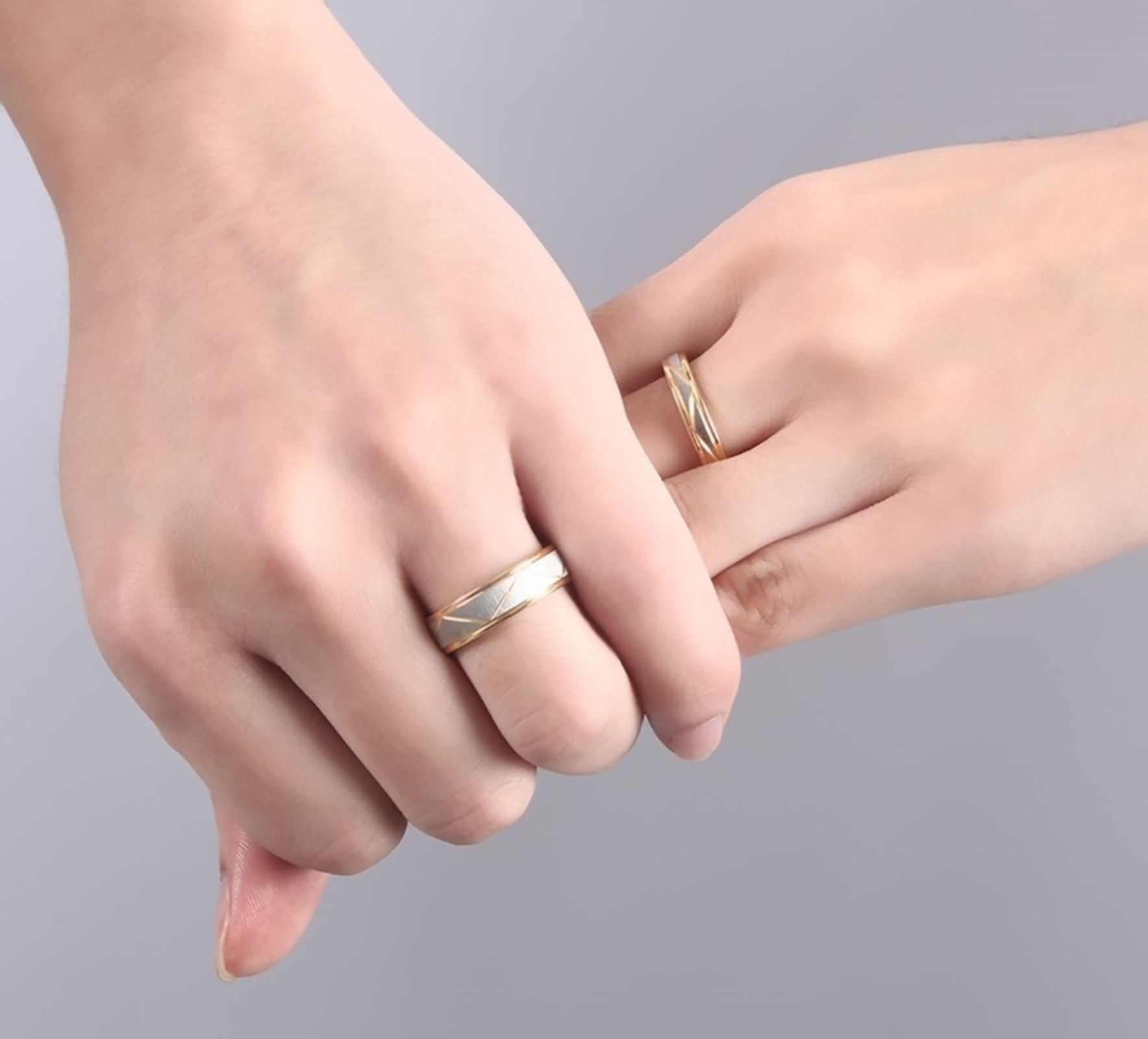 Knsam Stainless Steel Gold Band Ring - Durable & Hypoallergenic Wedding & Engagement Ring for Men & Women - Perfect for Proposals, Anniversaries & Everyday Wear