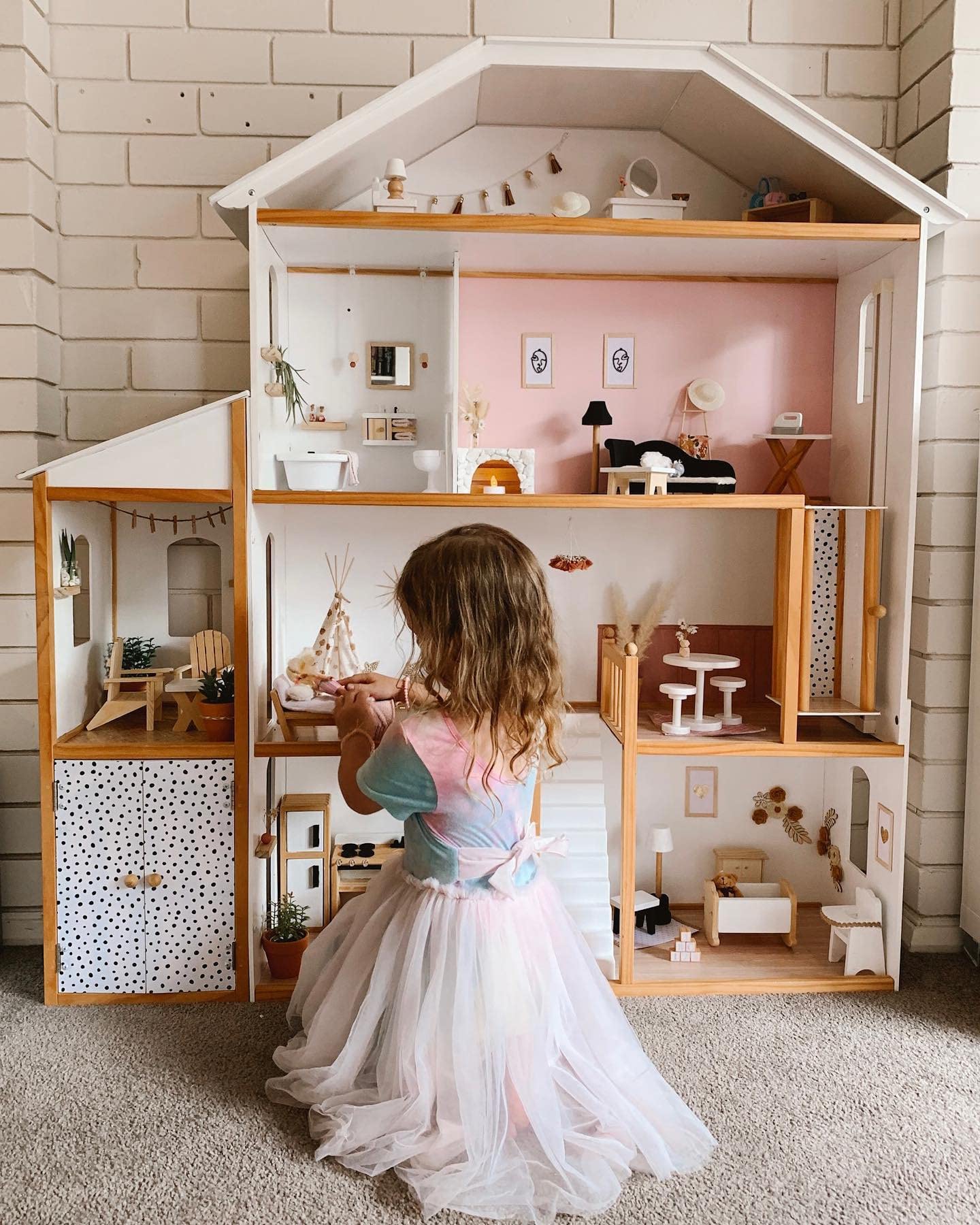 KidKraft Majestic Mansion Wooden Dollhouse with 34-Piece Accessories, Working Elevator & Garage - Perfect Gift for Girls & Boys Ages 3+ | Pretend Play, Birthday Present, Christmas Gift for Kids