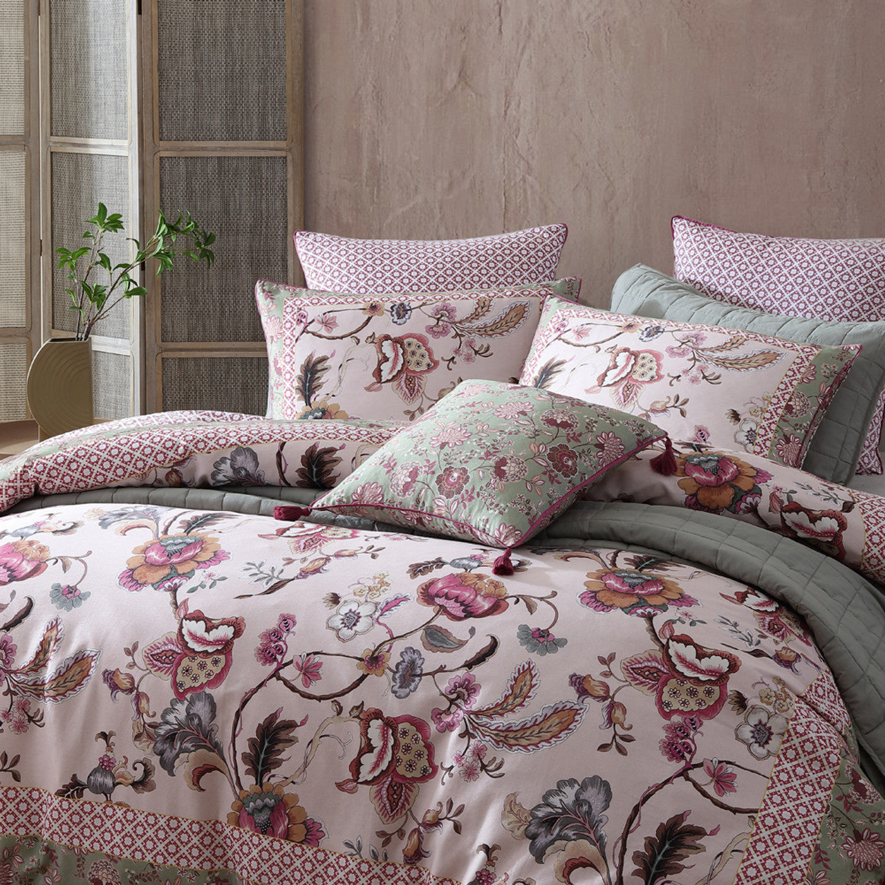 Lorelai Rose Quilt Cover Set by Logan and Mason - Queen Size Floral Bedding Set with Pillow Shams, Soft Cotton Duvet Cover for Cozy Bedroom Decor