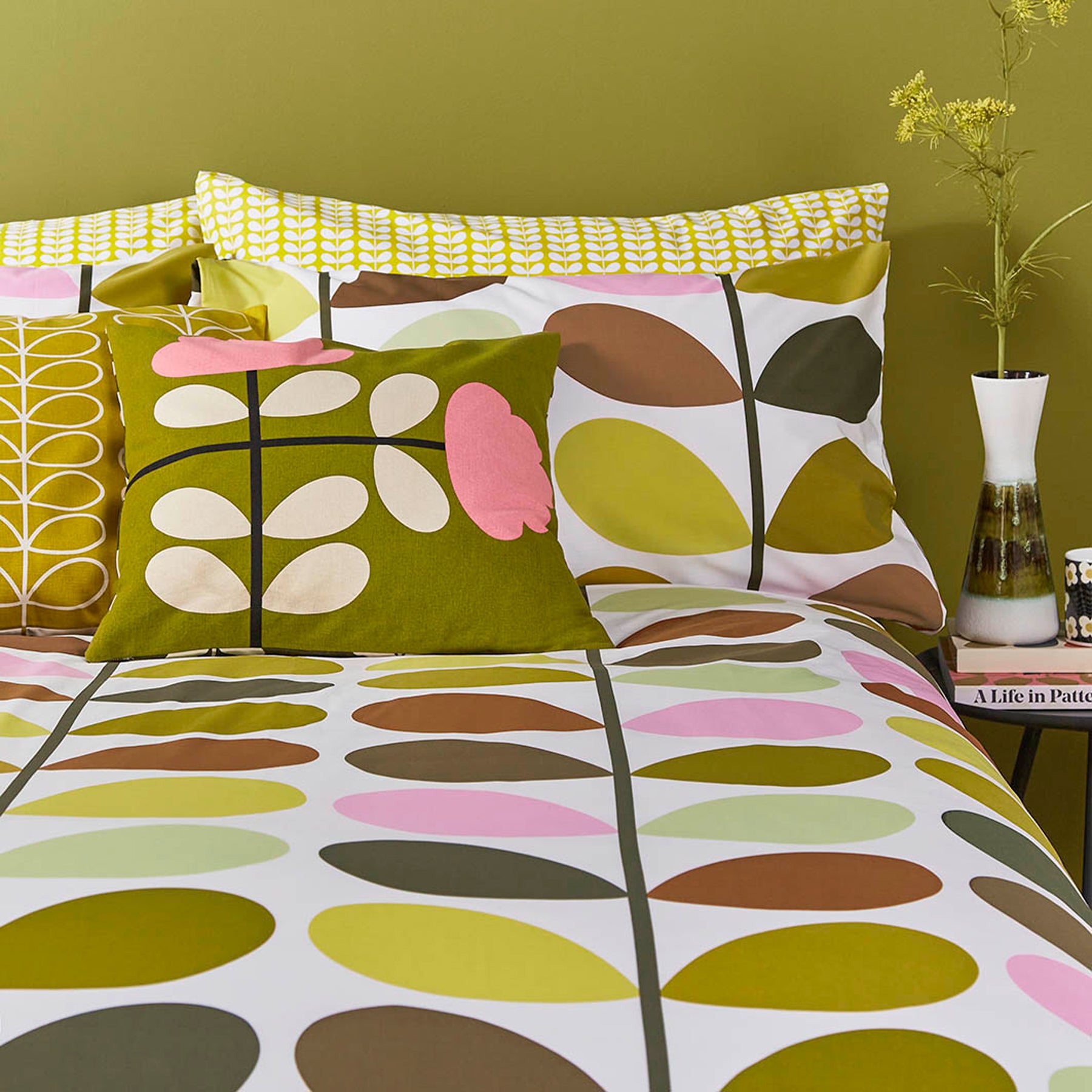 Premium Multi-Stem Floral Bedding Set - Queen Size 4-Piece Comforter Set with Pillow Shams - Soft Breathable Microfiber for Spring & Summer - Perfect for Master Bedroom, Guest Room & Vacation Homes