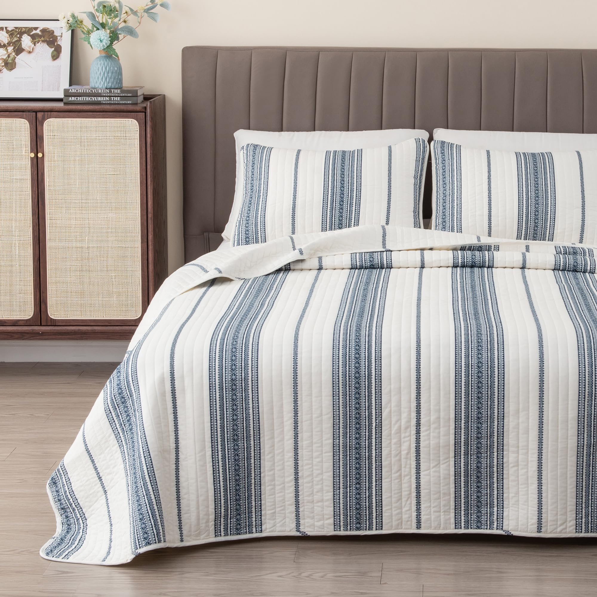 Great Bay Home King Size Reversible Quilt Set - All Season Lightweight Bedspread Coverlet with 2 Pillow Shams - Modern Navy & White Striped Design for Bedroom Decor - Perfect for Guest Rooms, Master Bedrooms & Cozy Home Styling