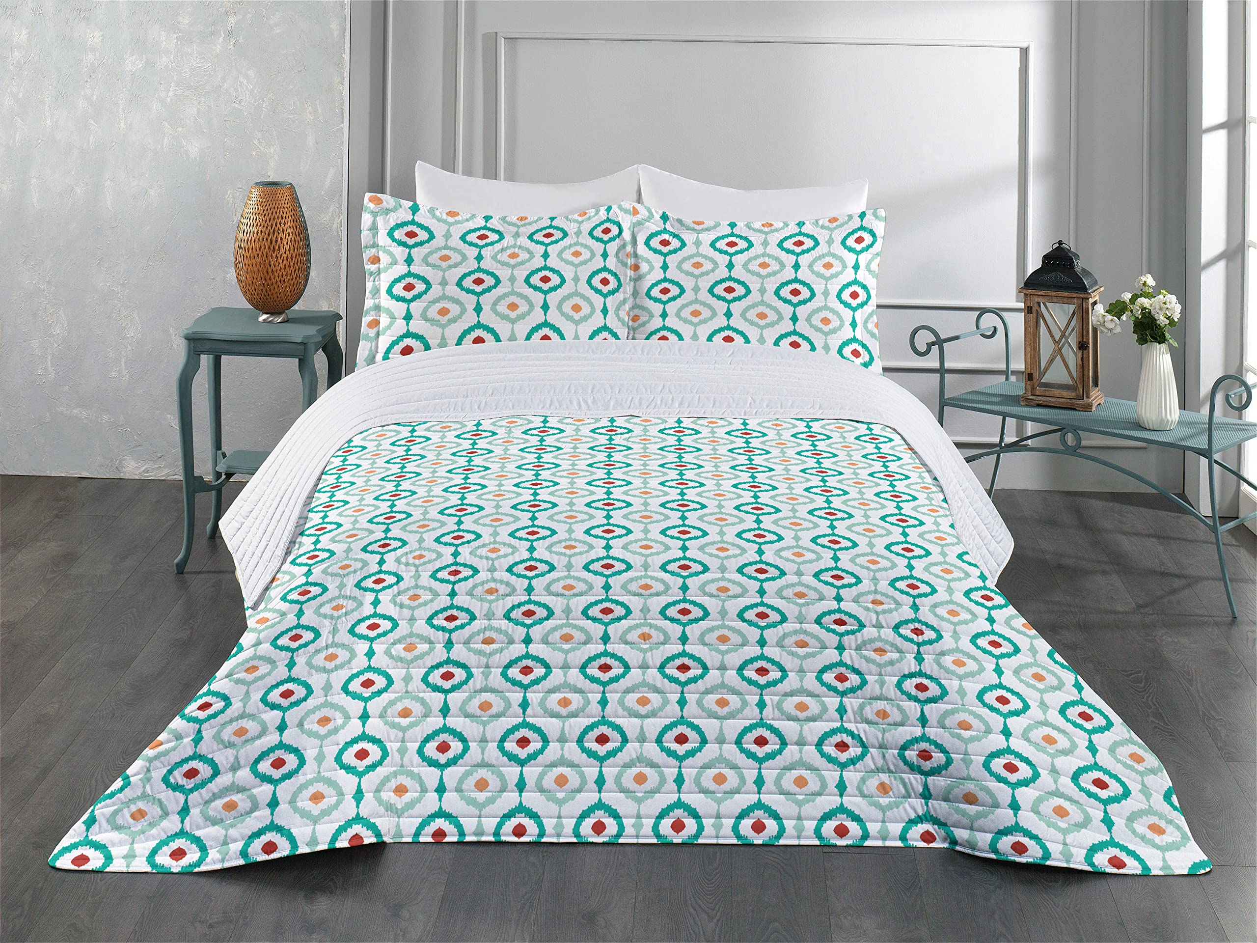 Lunarable Ikat Microfiber King Size Bedspread Set - Soft Retro Style Bedding with Pillow Shams & Comforter in Pale Green & White | Perfect for Bohemian Bedroom Decor, Guest Room Makeover & Cozy Home Styling