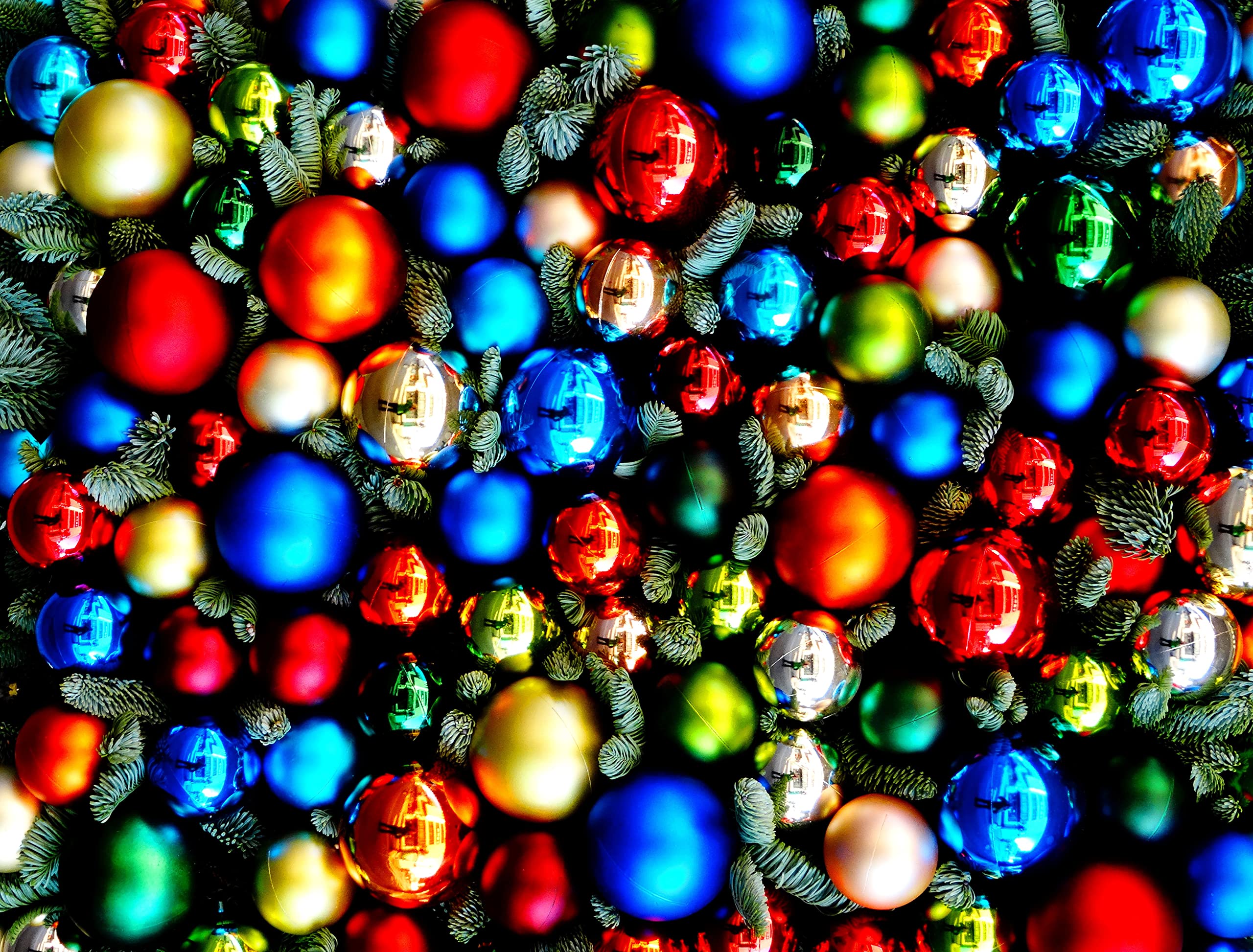 1000 Piece Christmas Baubles Jigsaw Puzzle for Adults - Challenging Festive Holiday Puzzle - Perfect for Family Game Nights & Christmas Decorations