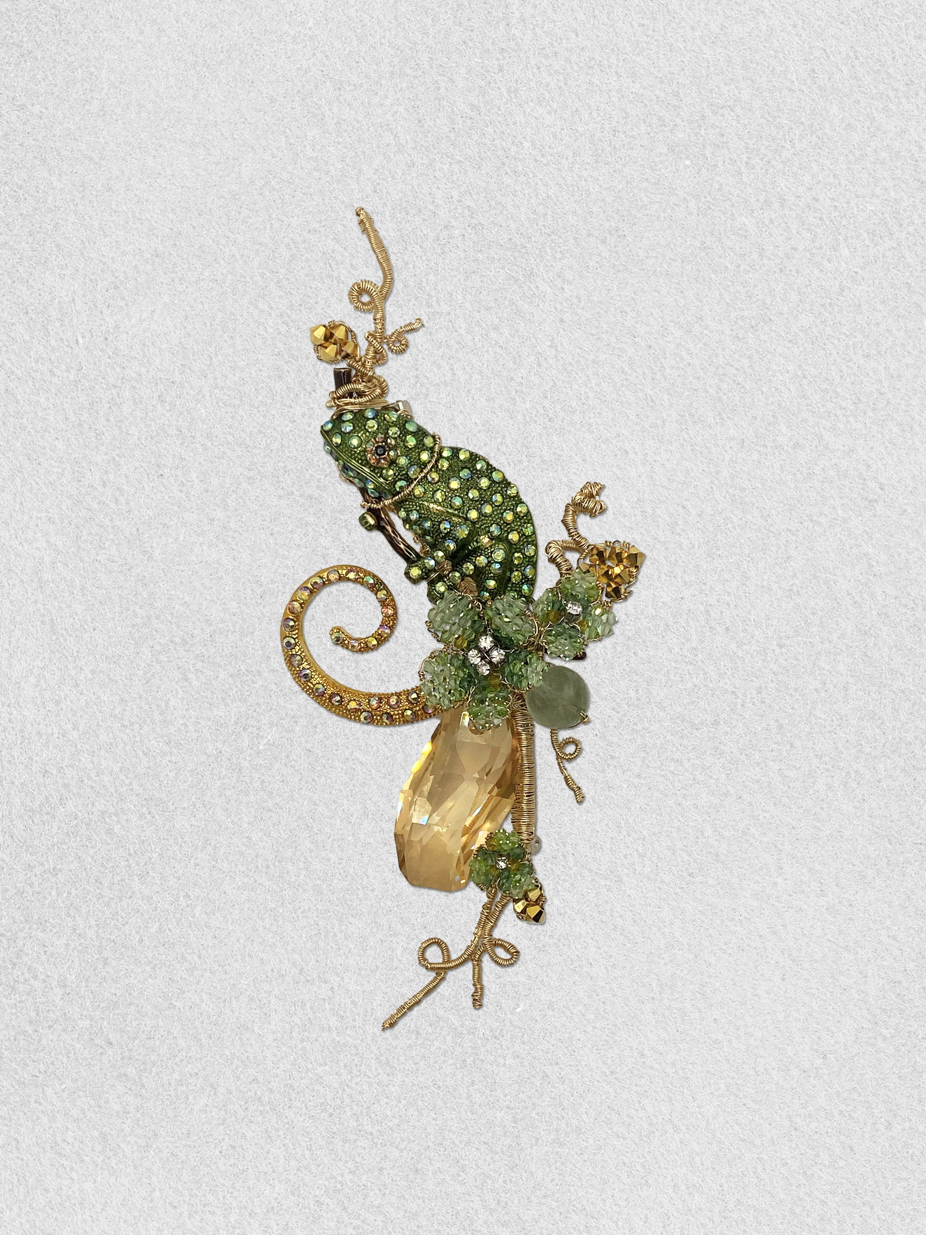 Stylish Men's Lapel Pin - Elegant Crawler Brooch for Suits & Formal Attire - Perfect for Weddings, Business Meetings & Special Occasions