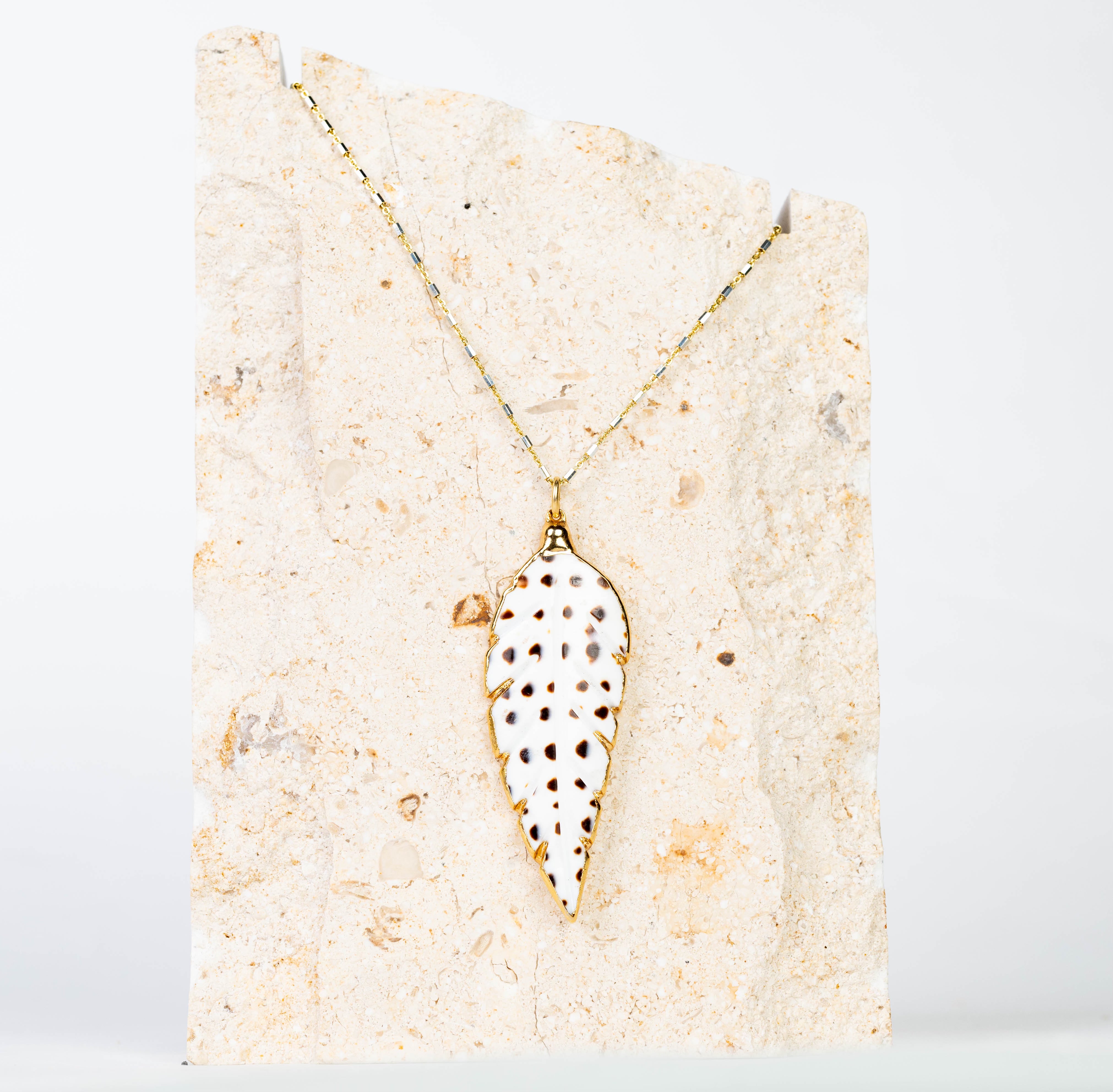 Elegant Feather Necklace for Women - Boho Chic Jewelry Gift for Her - Perfect for Parties, Weddings & Everyday Wear
