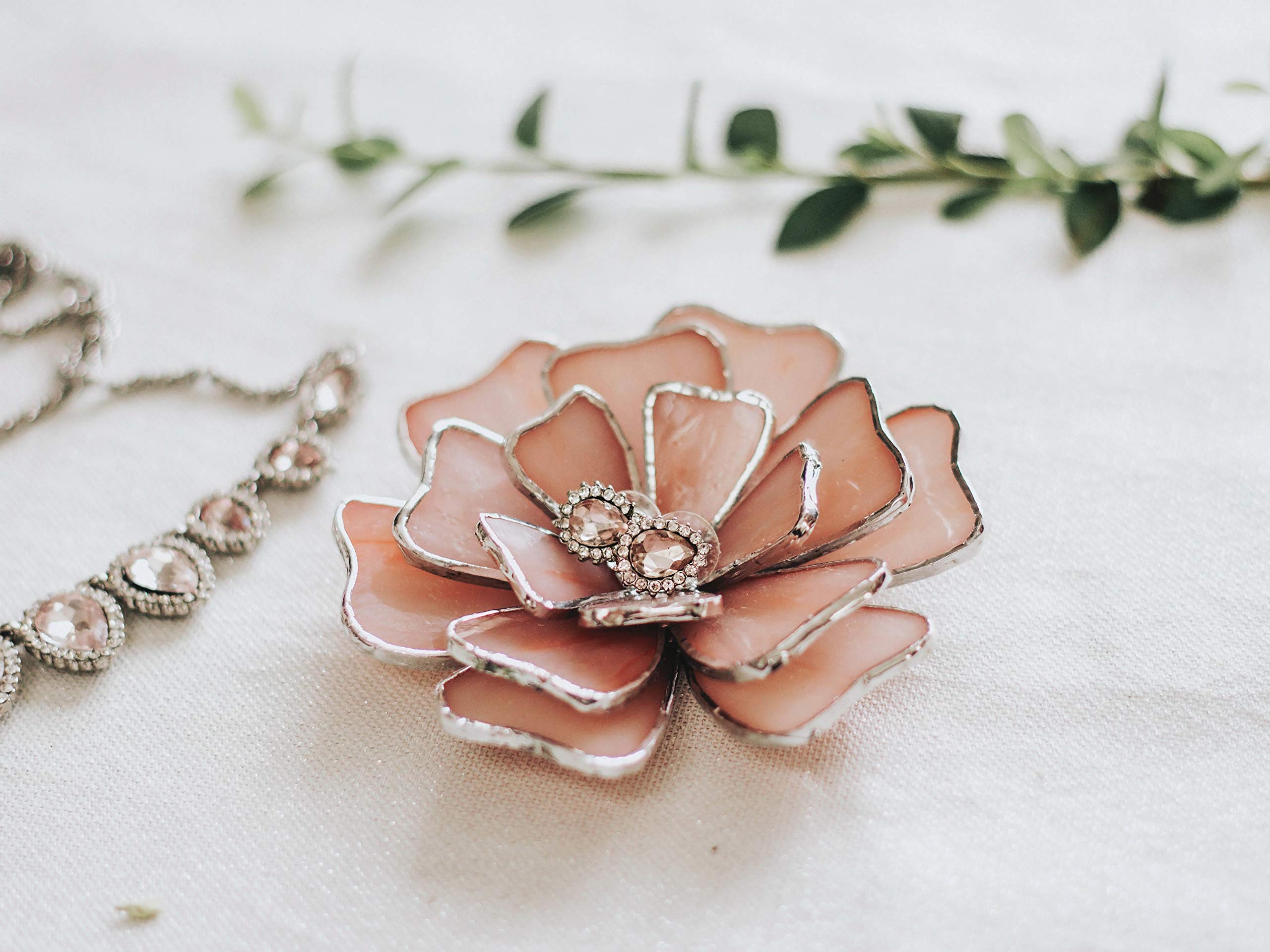 Opalescent Glass Flower Ring Holder - Elegant Wedding Ring Dish for Bride & Bridesmaids | Perfect Valentines Day Gift for Her, Engagement Ring Keeper & Flower Girl Gift in Dusty Rose | Ideal for Home Decor, Jewelry Storage & Special Occasions