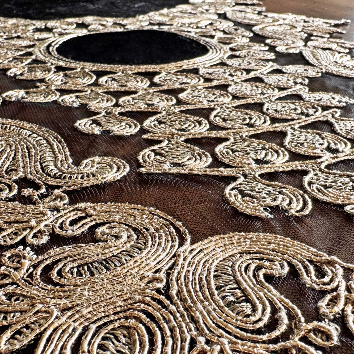 Elegant Woven Table Runner for Home & Kitchen - Perfect for Dining Table Decor, Holiday Dinners & Special Occasions