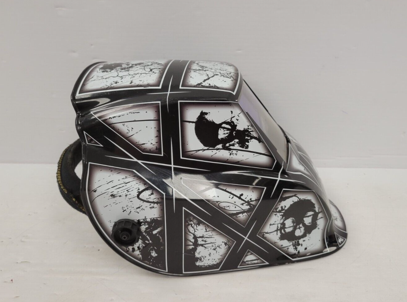 Mastercraft 058-9209-8 Auto-Darkening Welding Helmet with Adjustable Shade for Arc/TIG/MIG - Perfect for DIY Projects & Professional Metalworking
