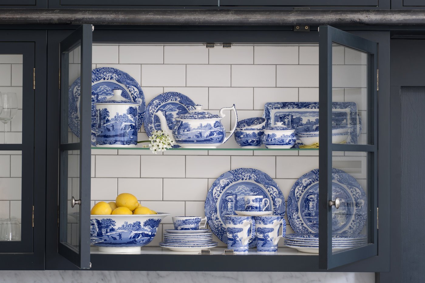 Portmeirion Spode Blue Italian 2 Quart Round Covered Deep Dish – Fine Porcelain Serving Bowl for Vegetables, Dinner Table Centerpiece – Microwave & Dishwasher Safe – Perfect for Holiday Meals & Entertaining Guests