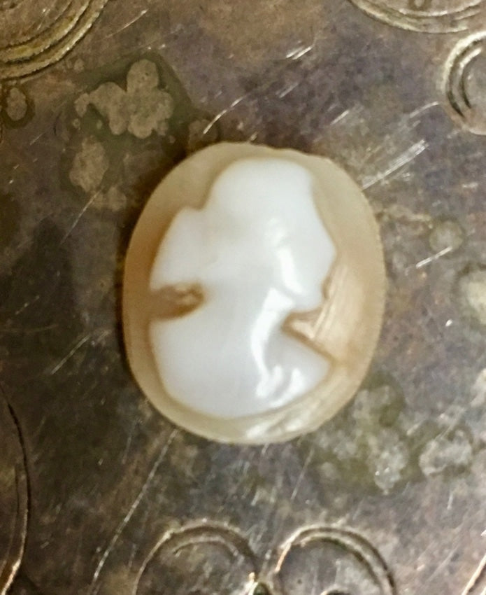 Hand Carved Shell Cameo Pendant - Vintage Style Jewelry for Women - Perfect for Necklaces, Brooches & Gift Giving