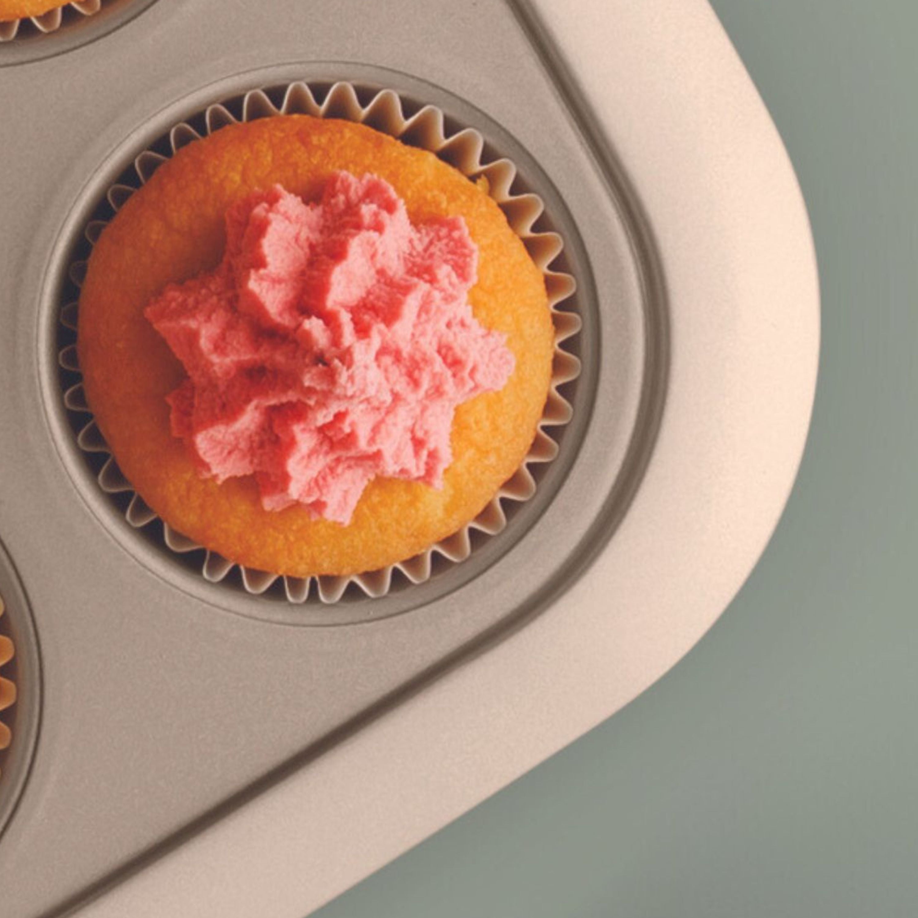 BergHOFF Balance Nonstick Carbon Steel 12-Cup Muffin Pan - 3.25 Inch Cups for Perfect Baking | Ideal for Cupcakes, Muffins & Mini Pies | Home & Commercial Kitchen Use