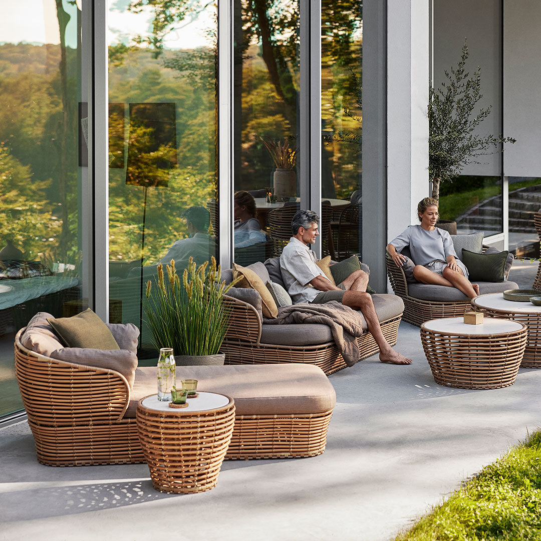 Outdoor Wicker Coffee Table - Small Round Basket Weave Side Table for Patio, Garden, or Balcony - Perfect for Relaxing with Coffee or Drinks
