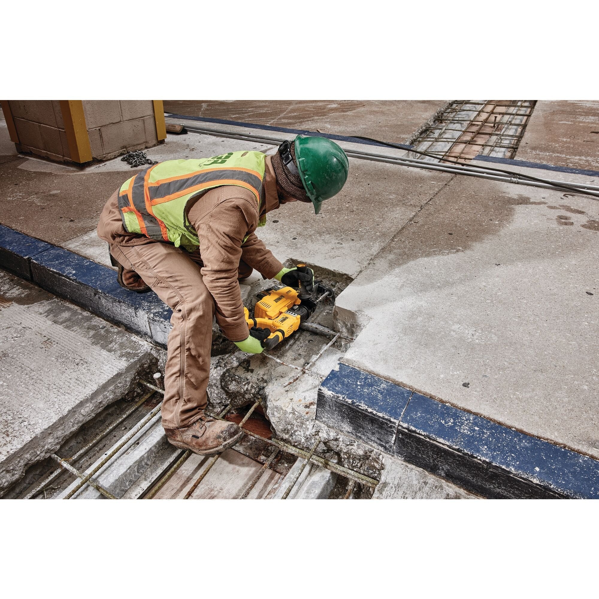 DEWALT DWH205DH 1-1/8 Inch D-Handle Dust Extractor for DCH263 Rotary Hammer - Perfect for Concrete Drilling and Demolition Work