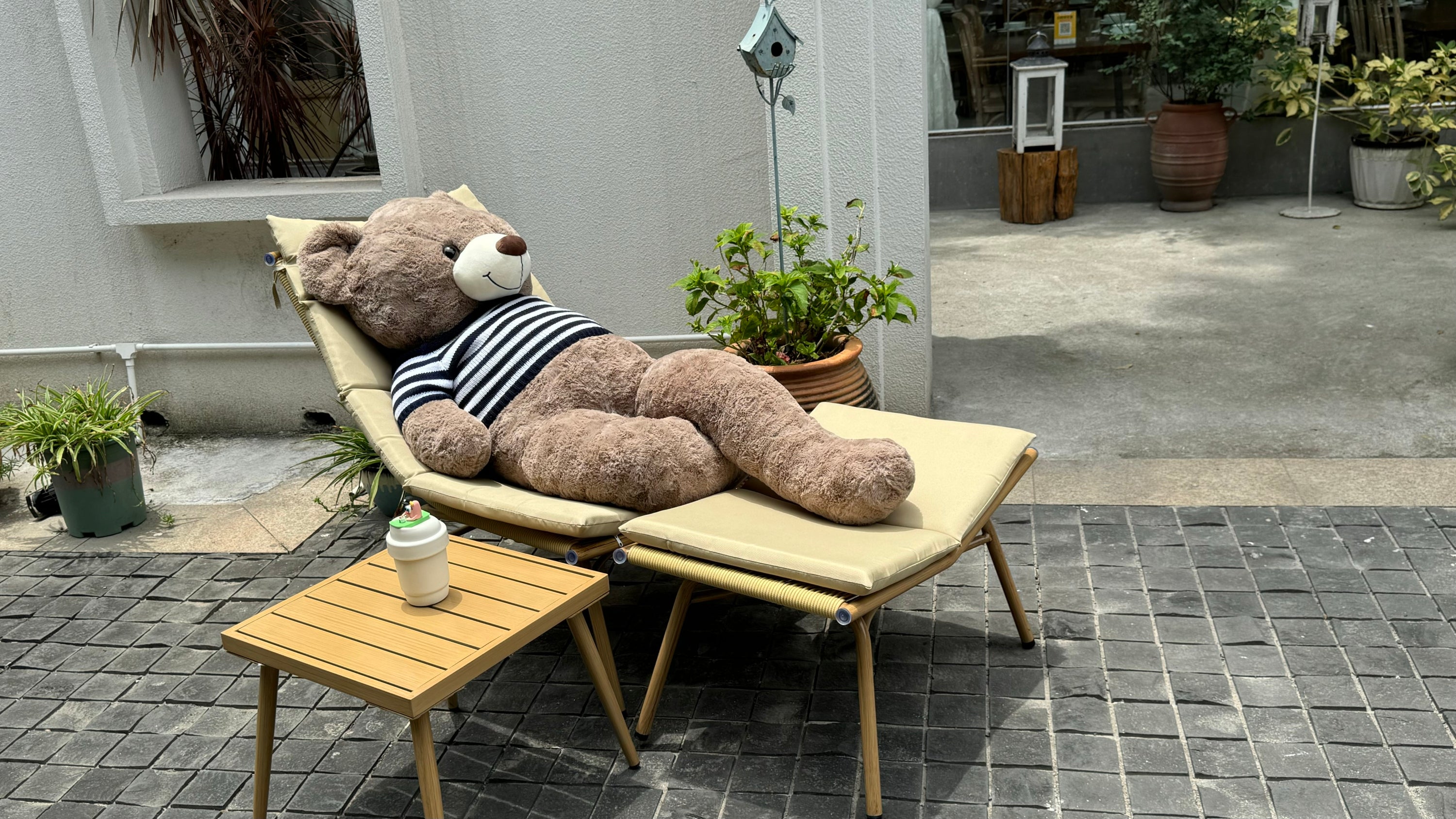 Wooden Chaise Lounge Chair with Side Table - Indoor & Outdoor Alloy Frame Recliner (380lbs Capacity) - Perfect for Camping, Gaming, Lunch Breaks, Garden Parties & Sunbathing