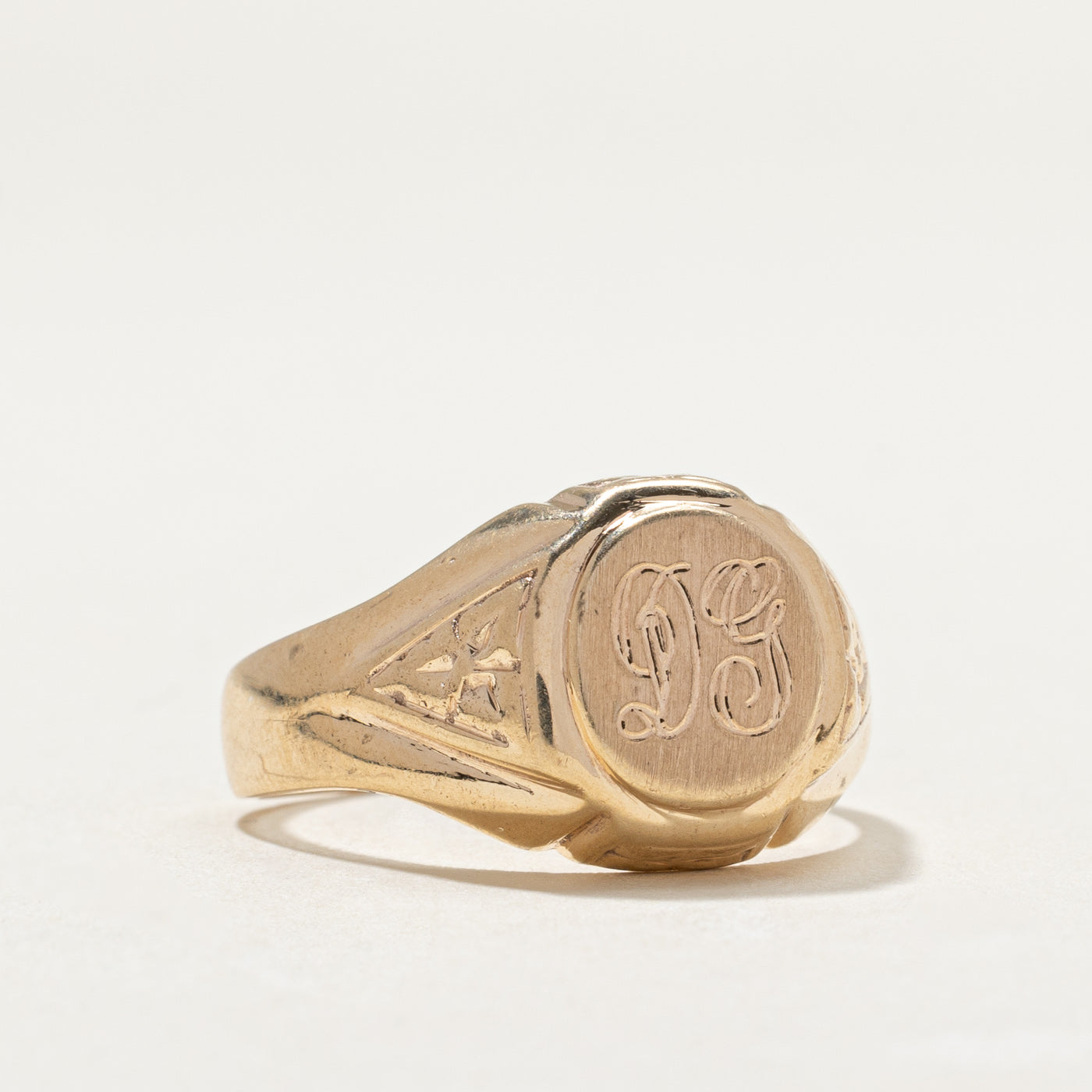 10K Yellow Gold DG Initial Signet Ring for Men & Women - Size 9.25 - Personalized Monogram Jewelry Gift for Birthday, Anniversary & Graduation - Perfect for Formal Events & Everyday Wear