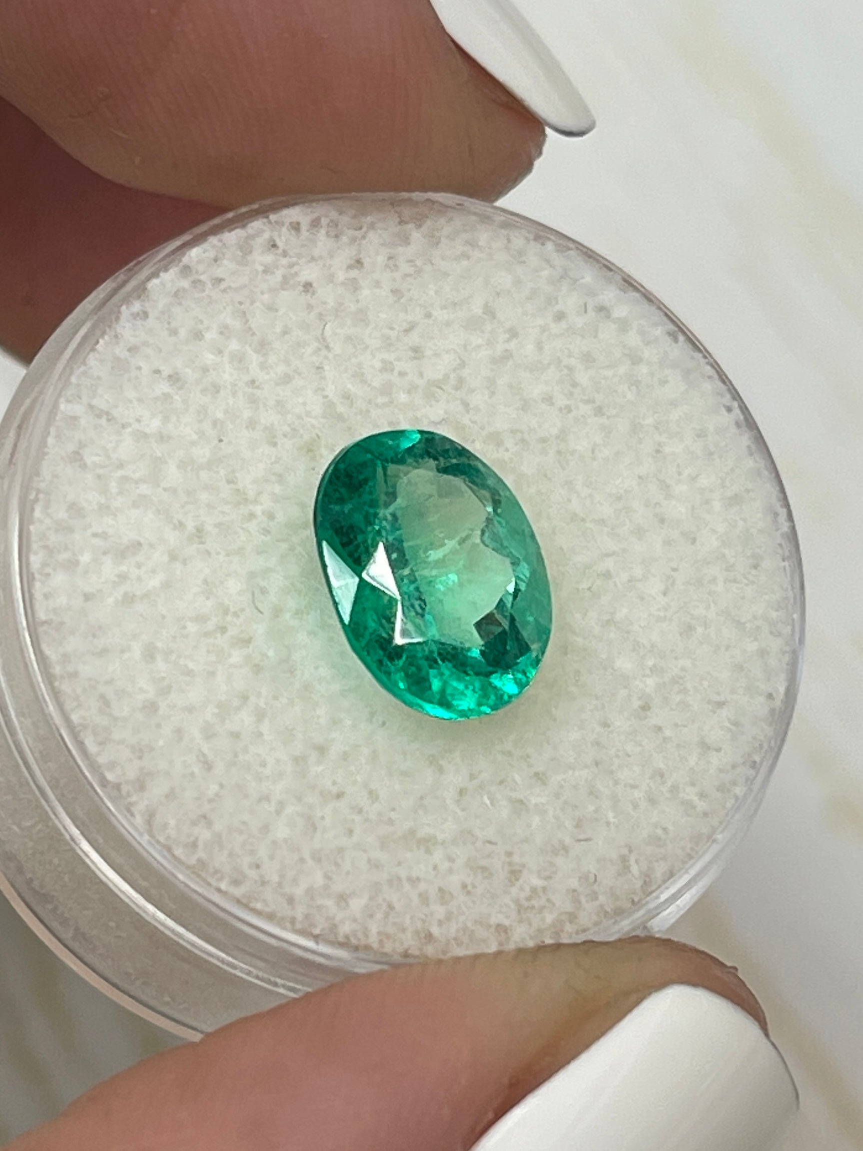 2.80 Carat Vivid Bluish Green Natural Colombian Emerald Loose Gemstone - Oval Cut for Jewelry Making, Engagement Rings & Luxury Gifts