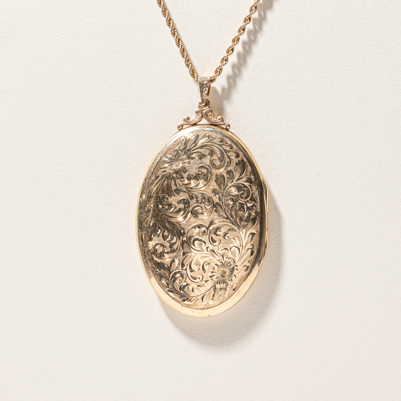 Vintage Silver Heart Locket Necklace for Women - Engravable Photo Pendant with 20