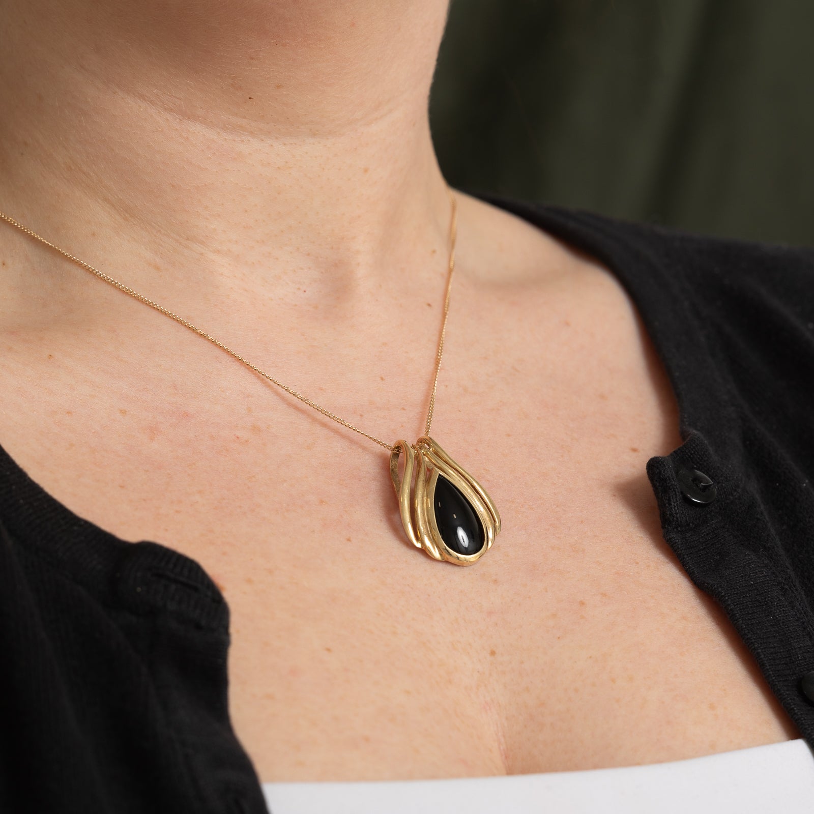 5.00ct Pear Cabochon Onyx Grooved Pendant - Elegant Handmade Jewelry for Women, Perfect for Weddings, Parties & Special Occasions