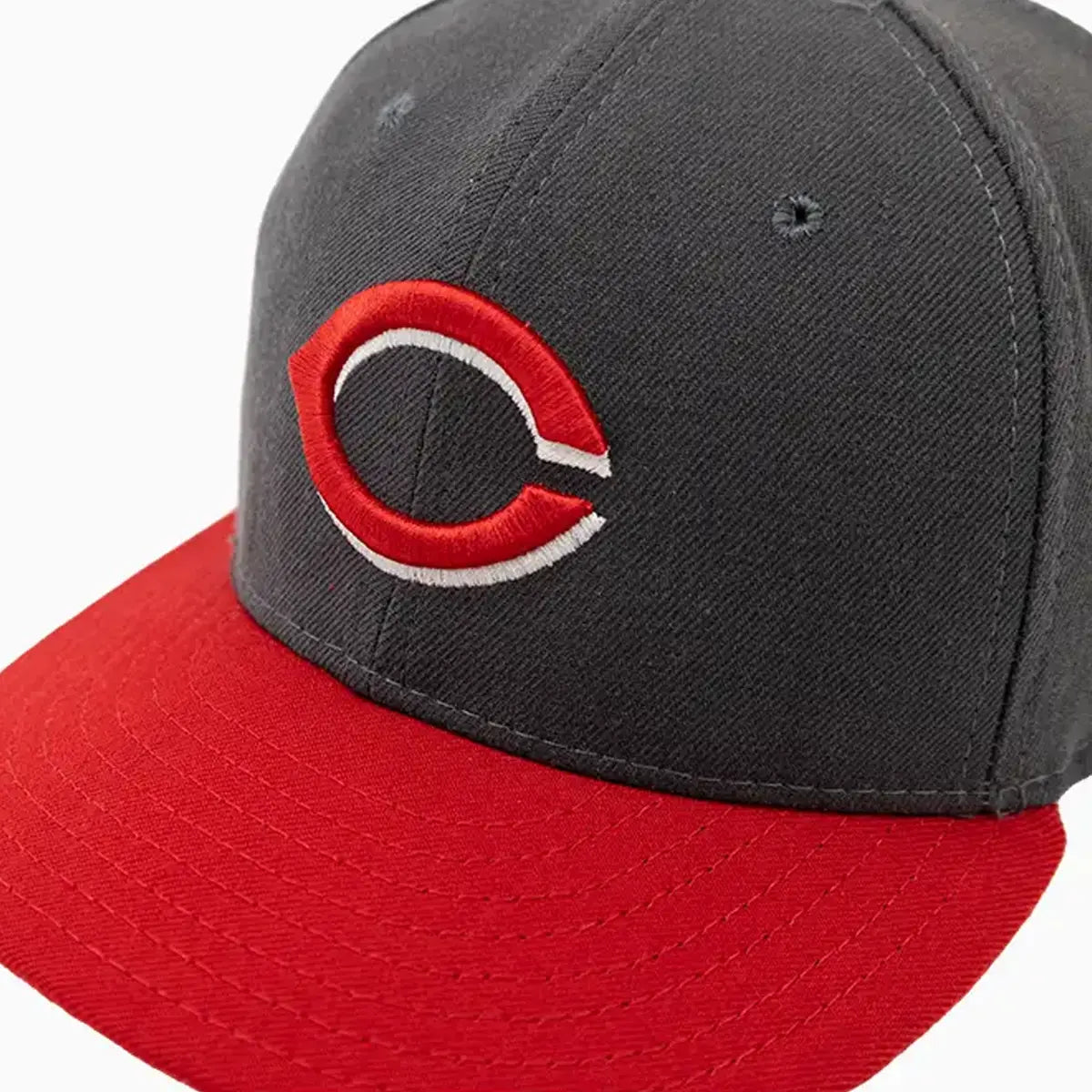 Official Cincinnati Reds MLB 59FIFTY Fitted Baseball Cap - Adjustable Snapback Hat for Men & Women - Perfect for Games, Sports Events & Fan Collections