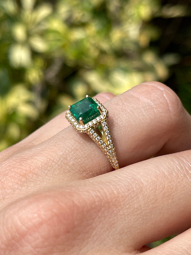 2.55 Carat Total Weight (TCW) 18K Gold Asscher Cut AAA Quality Emerald & Diamond Halo Engagement Ring for Women - Perfect Proposal, Wedding, Anniversary Gift