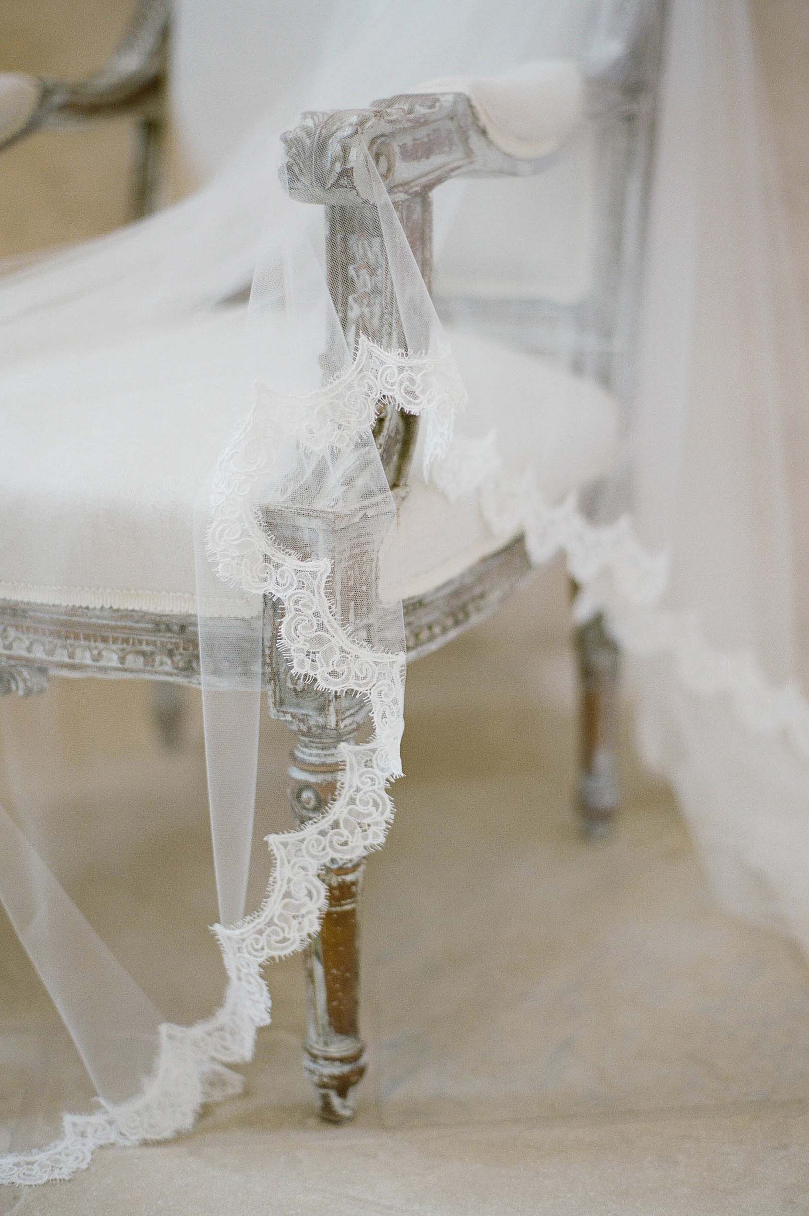 Amelie Illusion French Lace Scallop Edge Single Layer Wedding Veil - Perfect for Bridal Ceremonies, Photos & Romantic Occasions