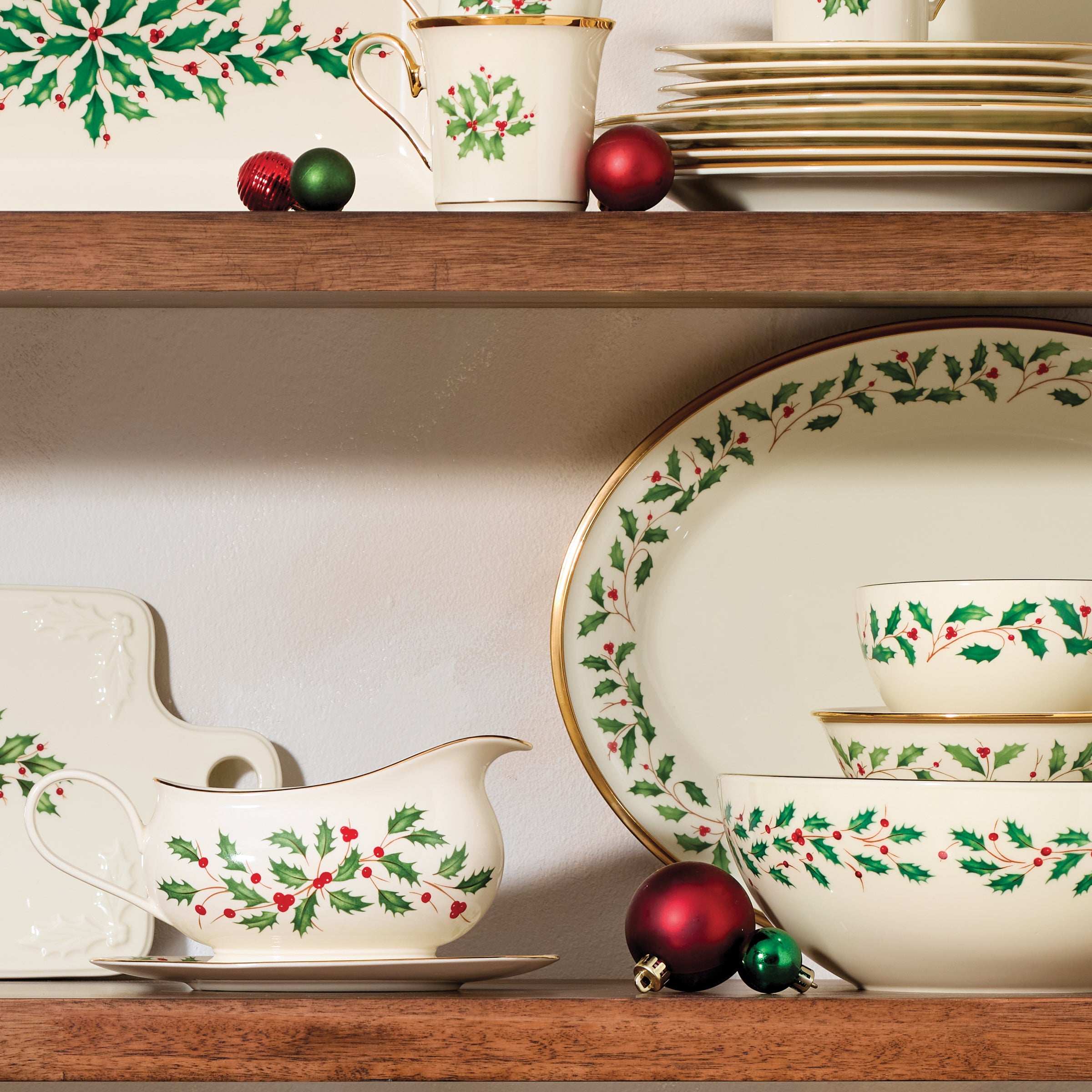 Premium Ceramic Gravy Boat with Stainless Steel Stand - Elegant Holiday Dinner Serving Dish for Thanksgiving, Christmas & Family Gatherings