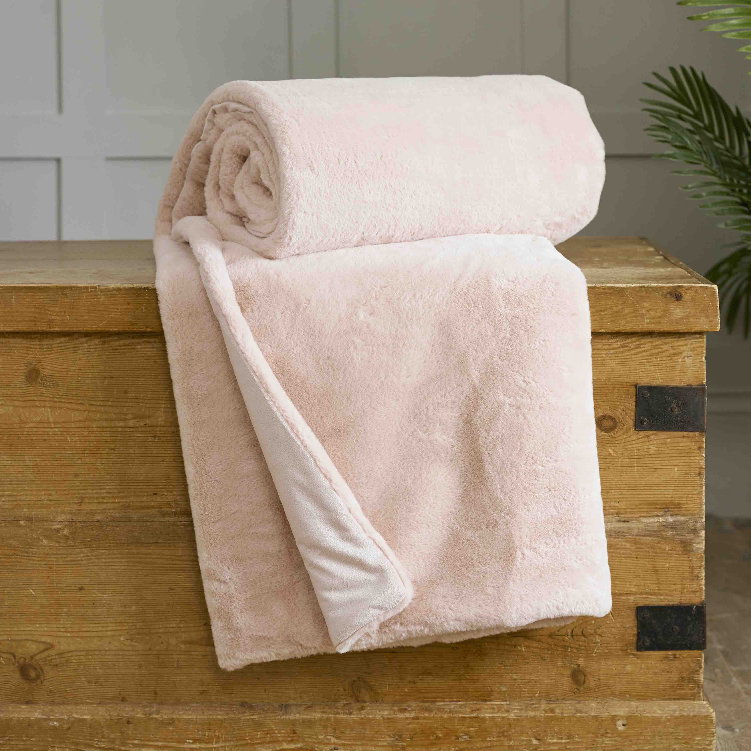 Luxury Aspen Faux Fur Quilted Throw Blanket - Soft Blush Pink Cozy Bedding for Couch, Bed & Winter Decor - Perfect for Home, Office & Gift Giving