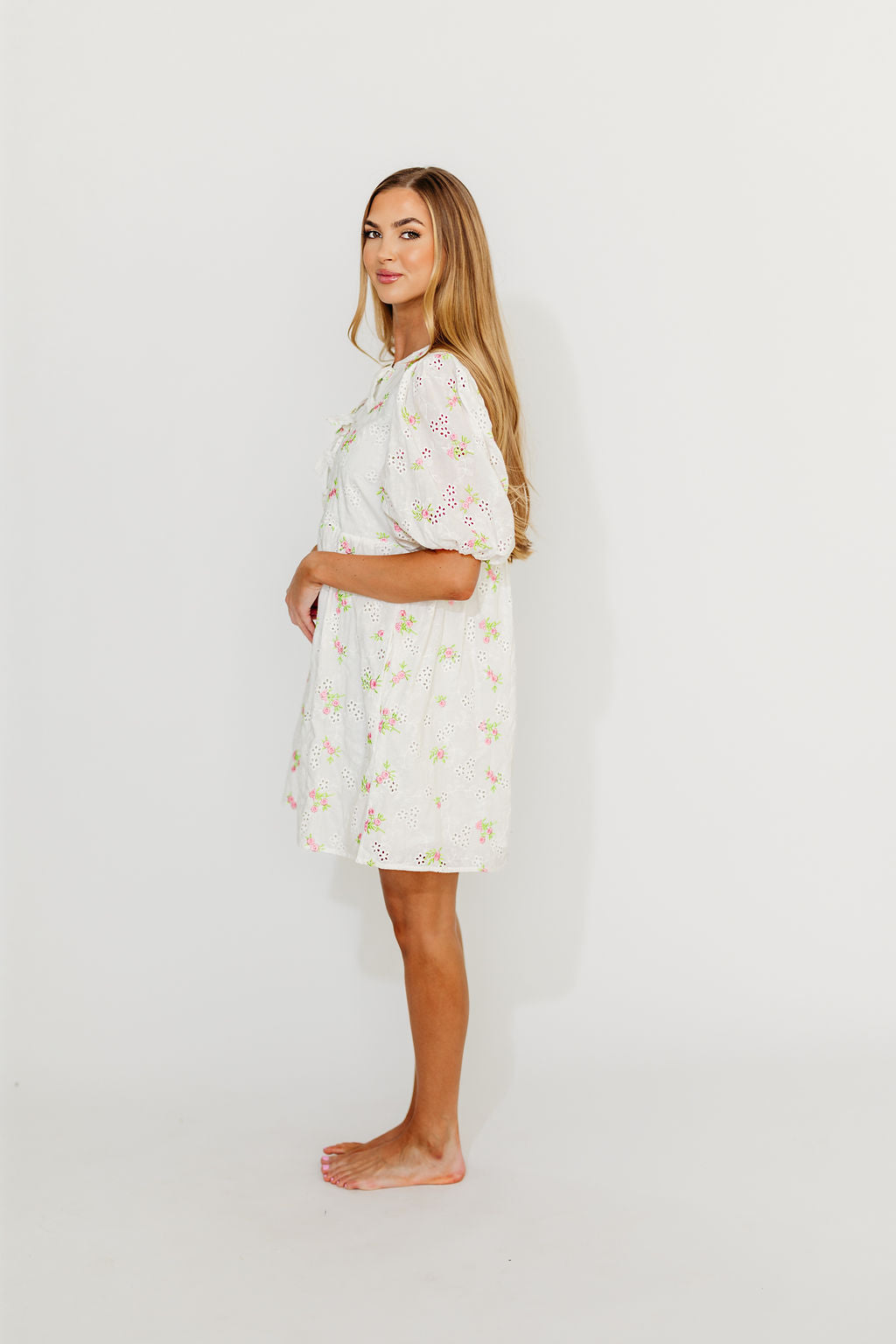 Saylor Floral Print Summer Dress for Women - White & Pink Flowy Maxi Dress for Beach, Wedding, or Casual Outings