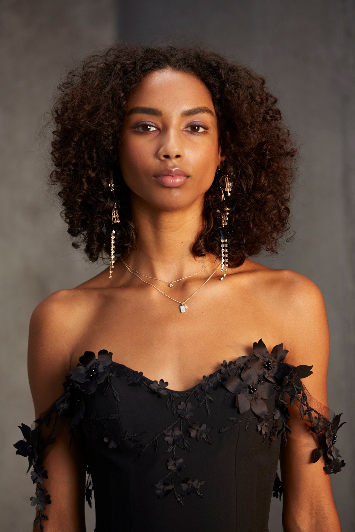 Elegant Black Floral Appliqué Fitted Gown - Perfect for Evening Parties, Weddings & Formal Events